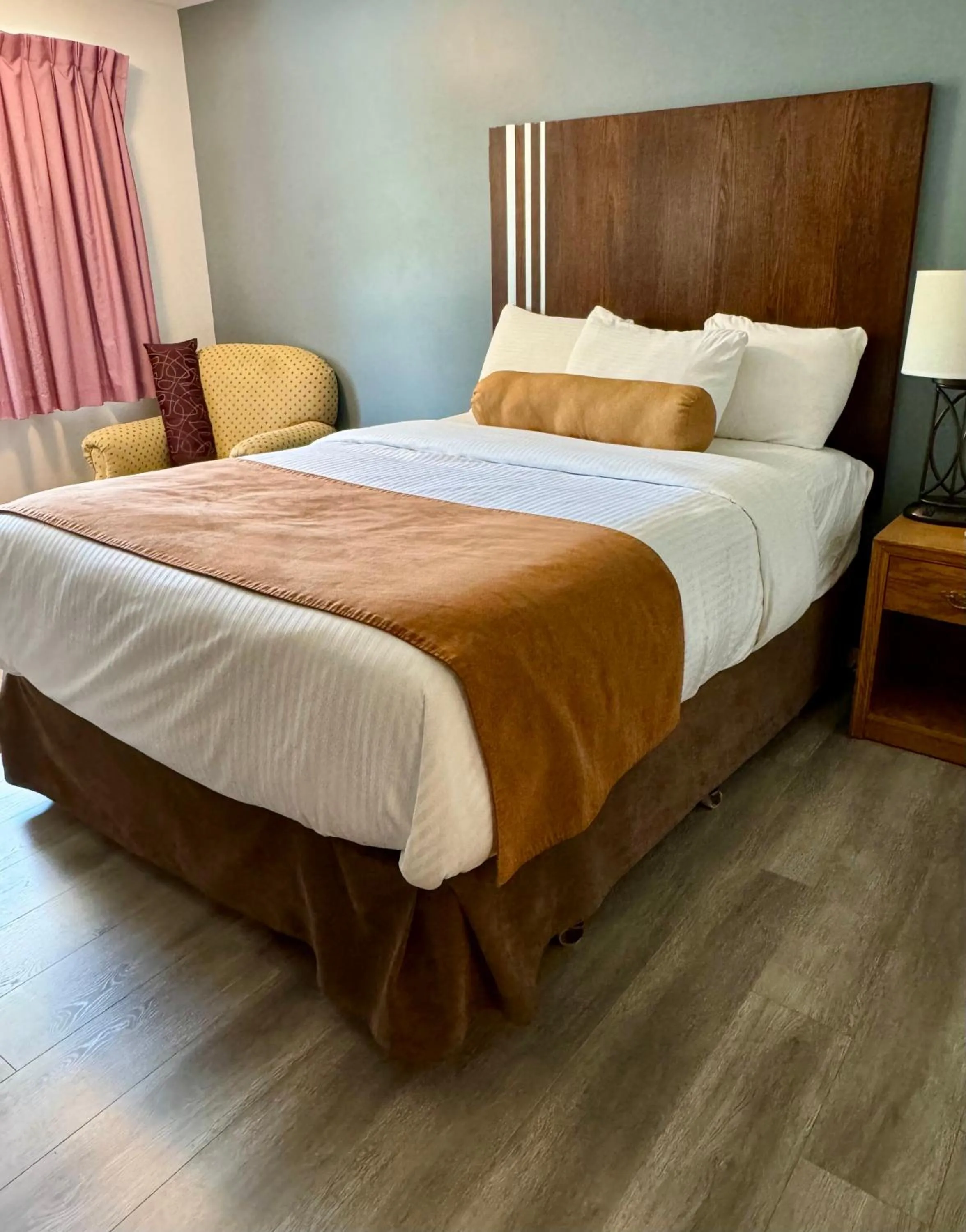 Bed in Swiss Village Inn