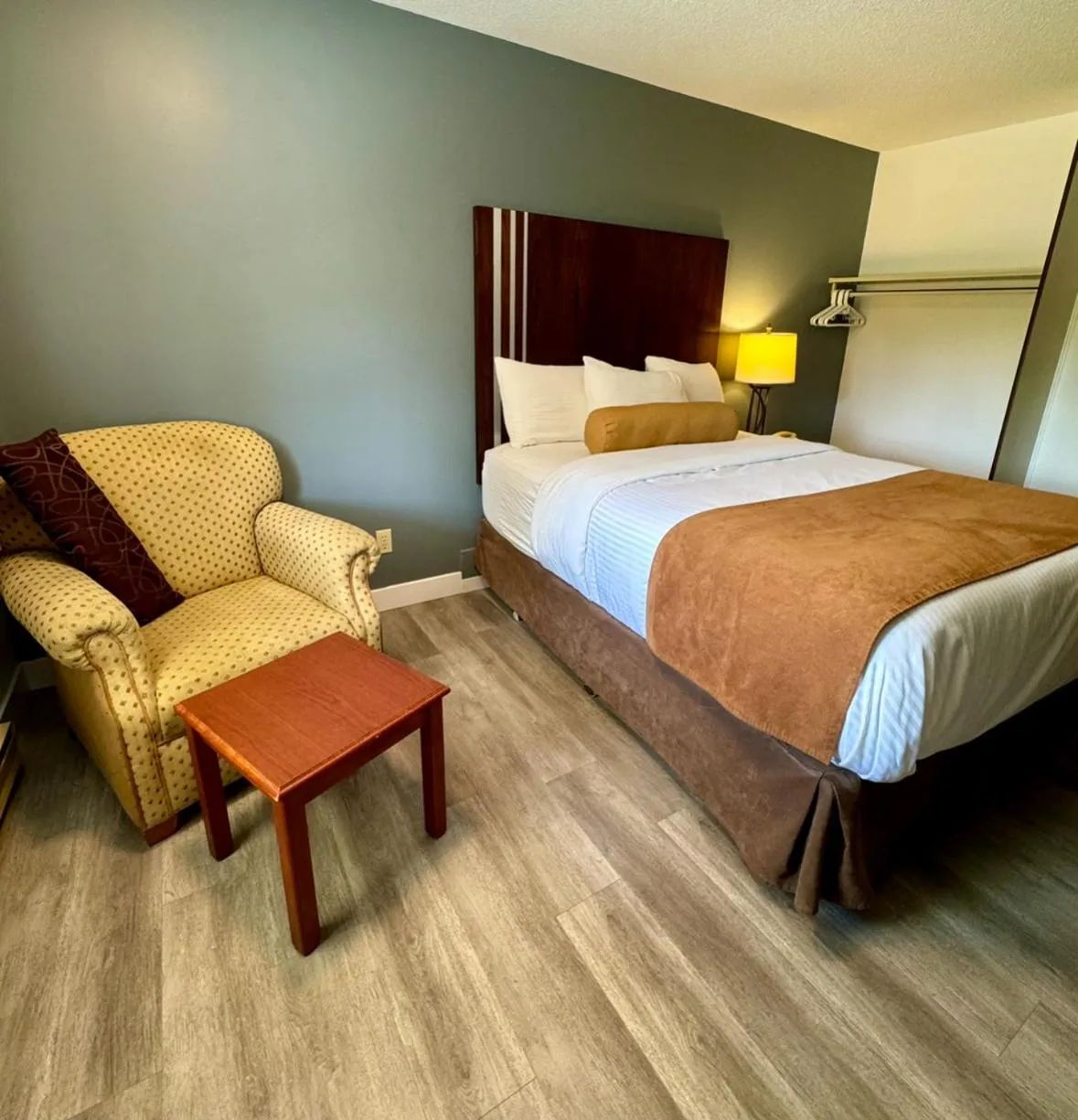 Bed in Swiss Village Inn