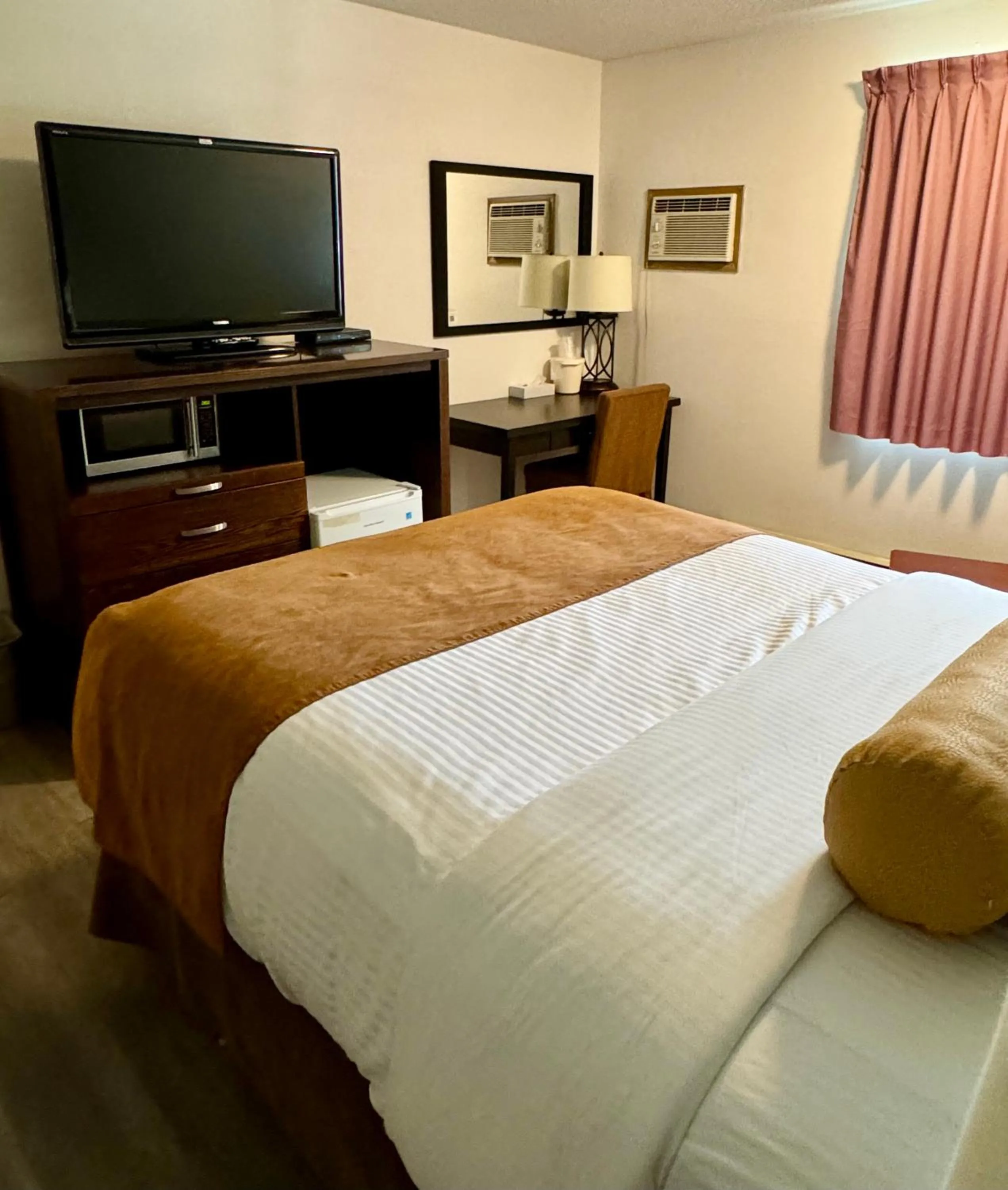 Bed in Swiss Village Inn