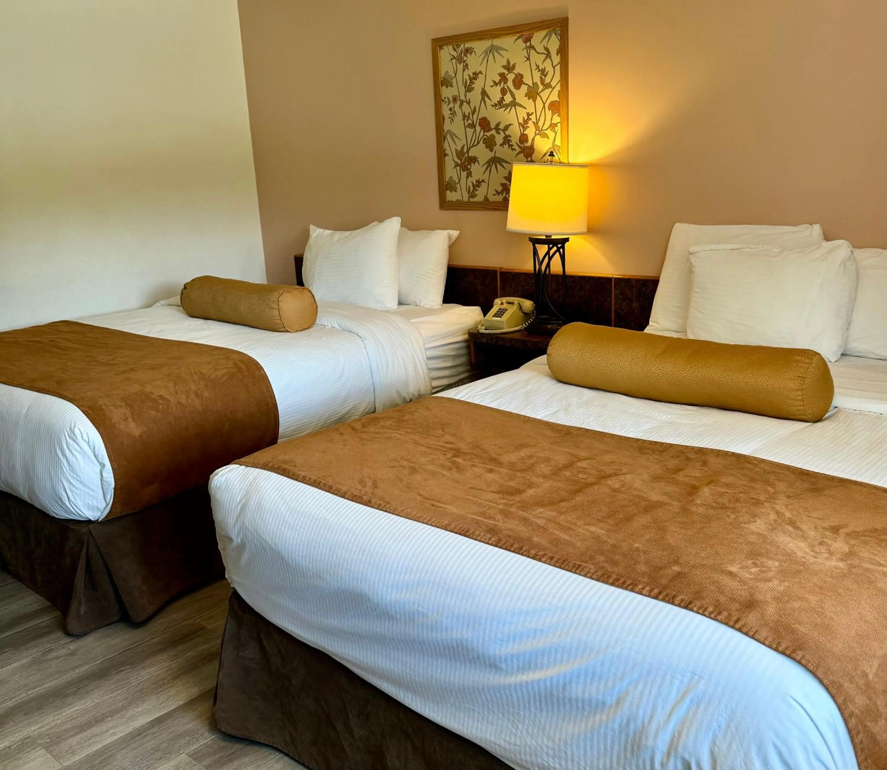 Bed in Swiss Village Inn