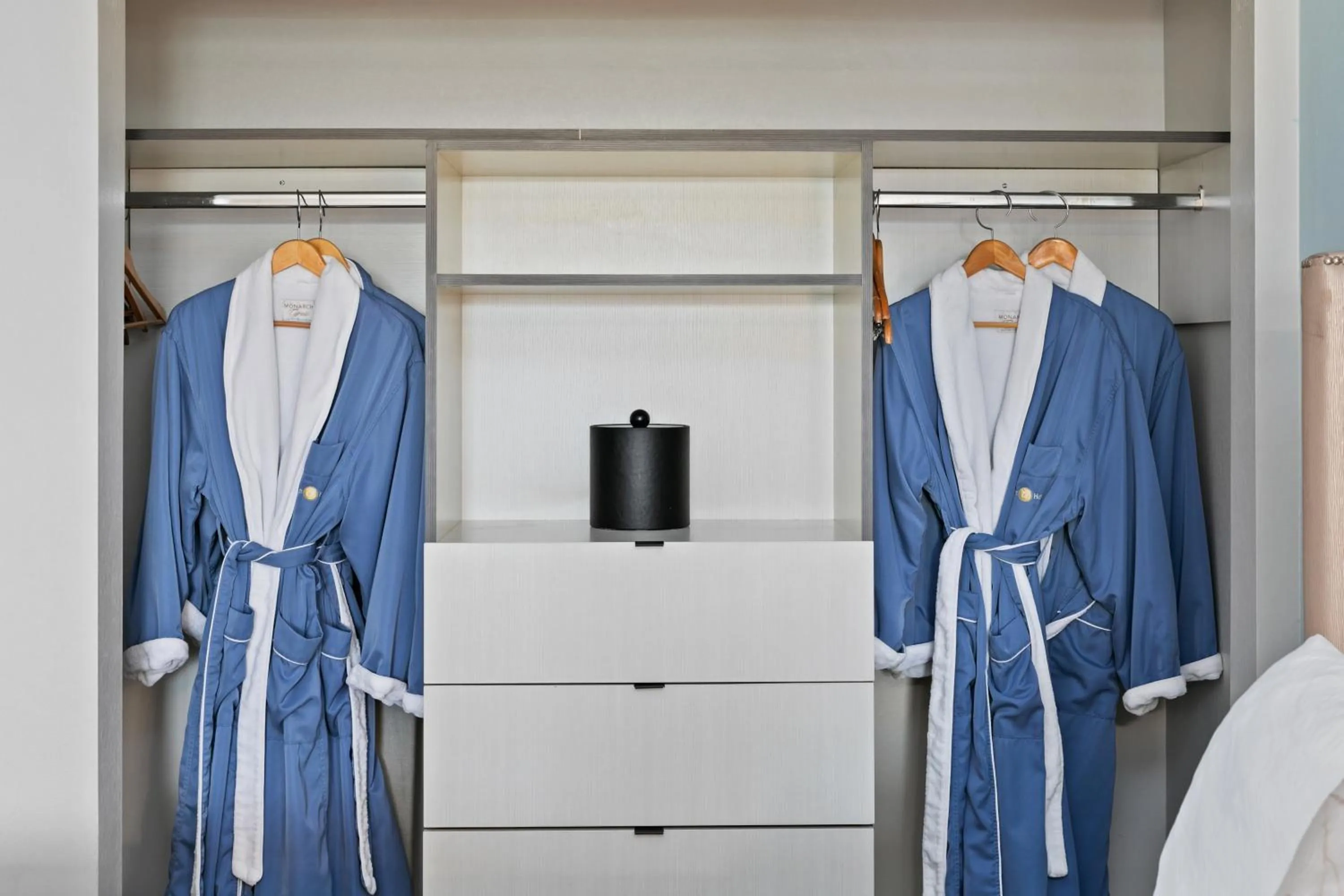 wardrobe in Costa Art Hotel