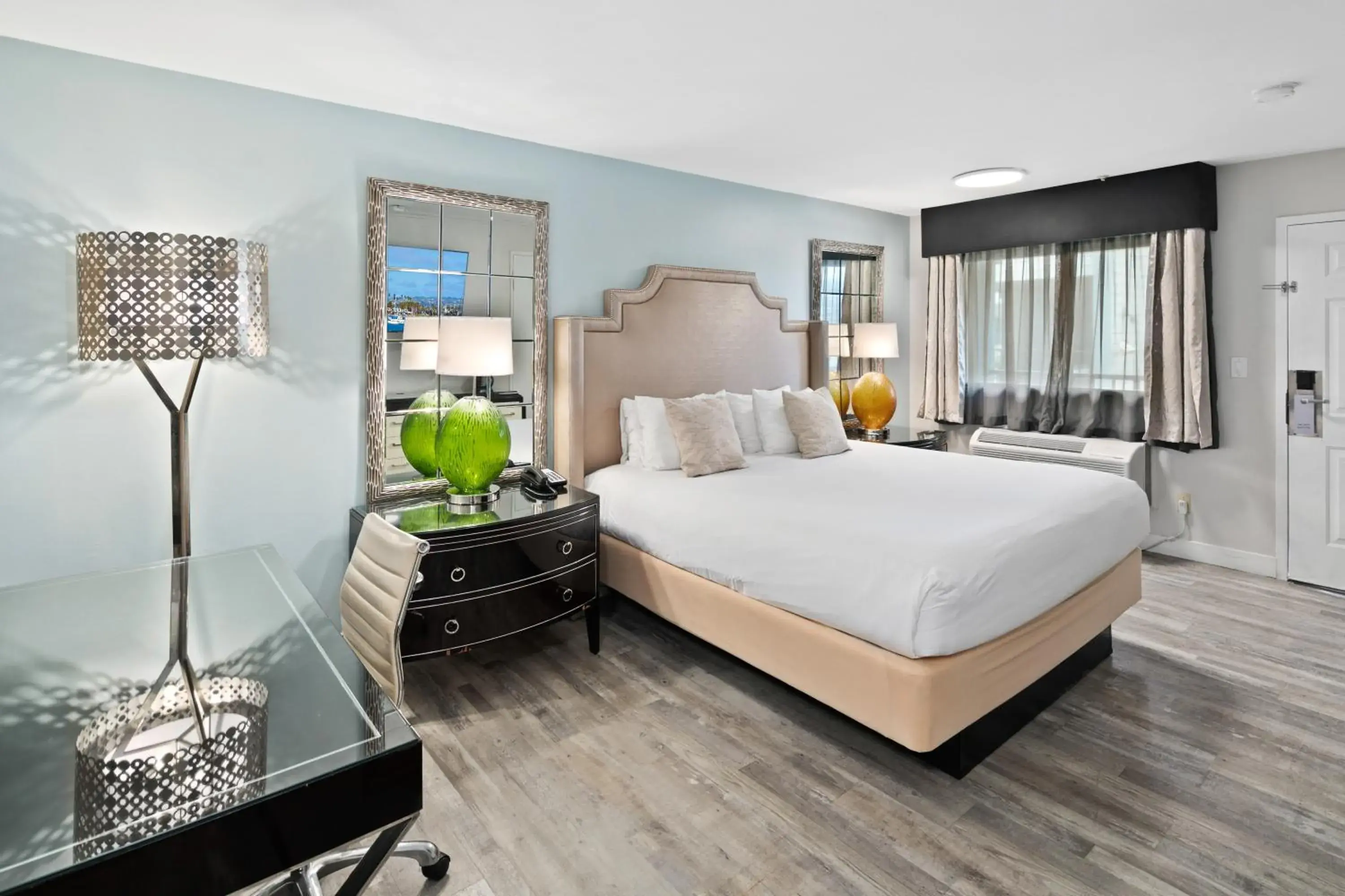 King Room in Art Hotel Laguna Beach King Room in Art Hotel Laguna Beach