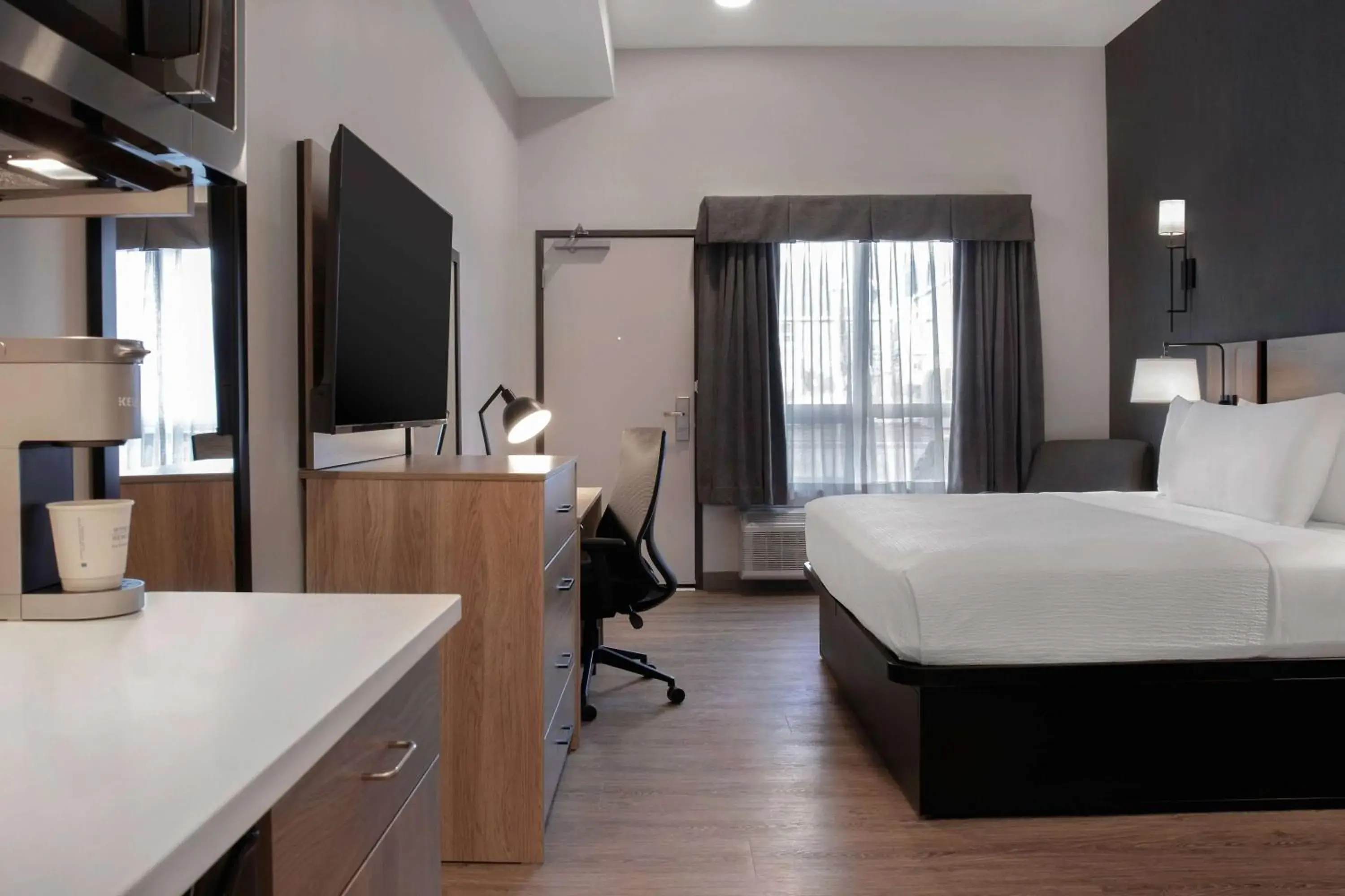 Efficiency King Room - Ground Floor/Non-Smoking
in Ramada by Wyndham Cochrane Efficiency King Room - Ground Floor/Non-Smoking
in Ramada by Wyndham Cochrane