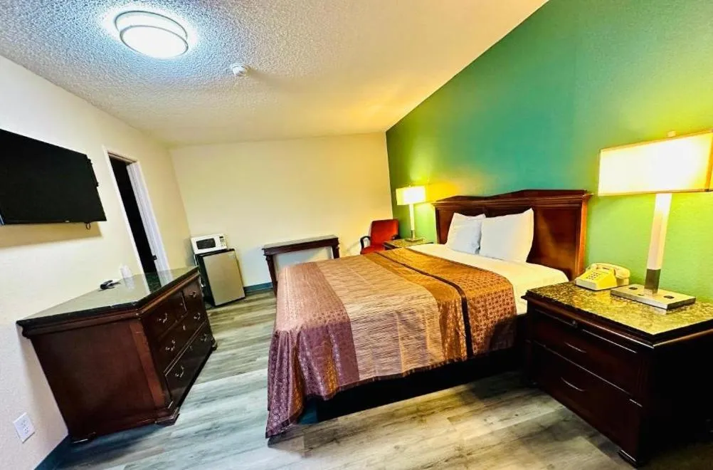 Bed in King's Inn Motel