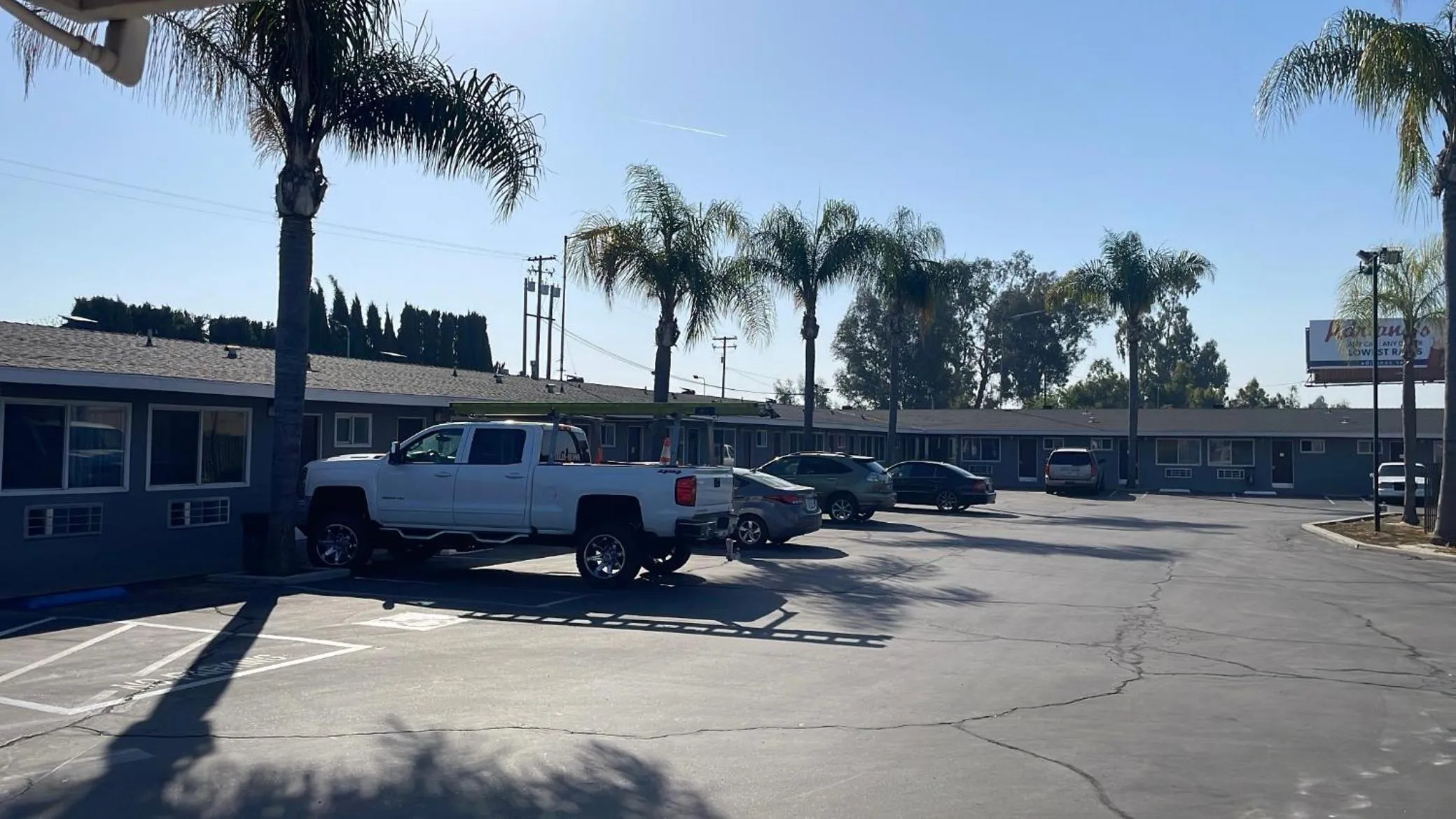 Property building in King's Inn Motel