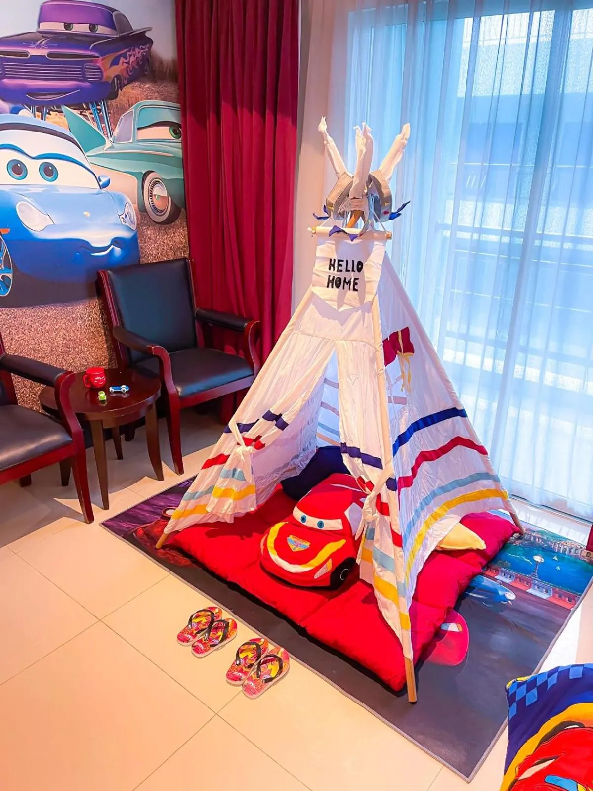 Living room, Bed in Pacific Palace Hotel