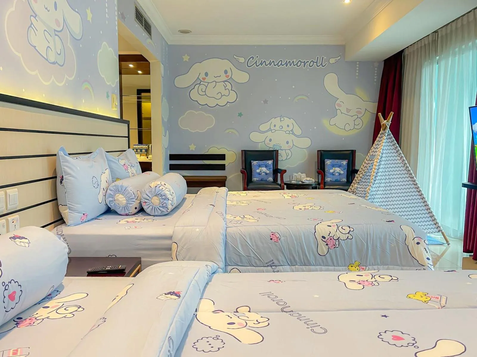 Bed in Pacific Palace Hotel