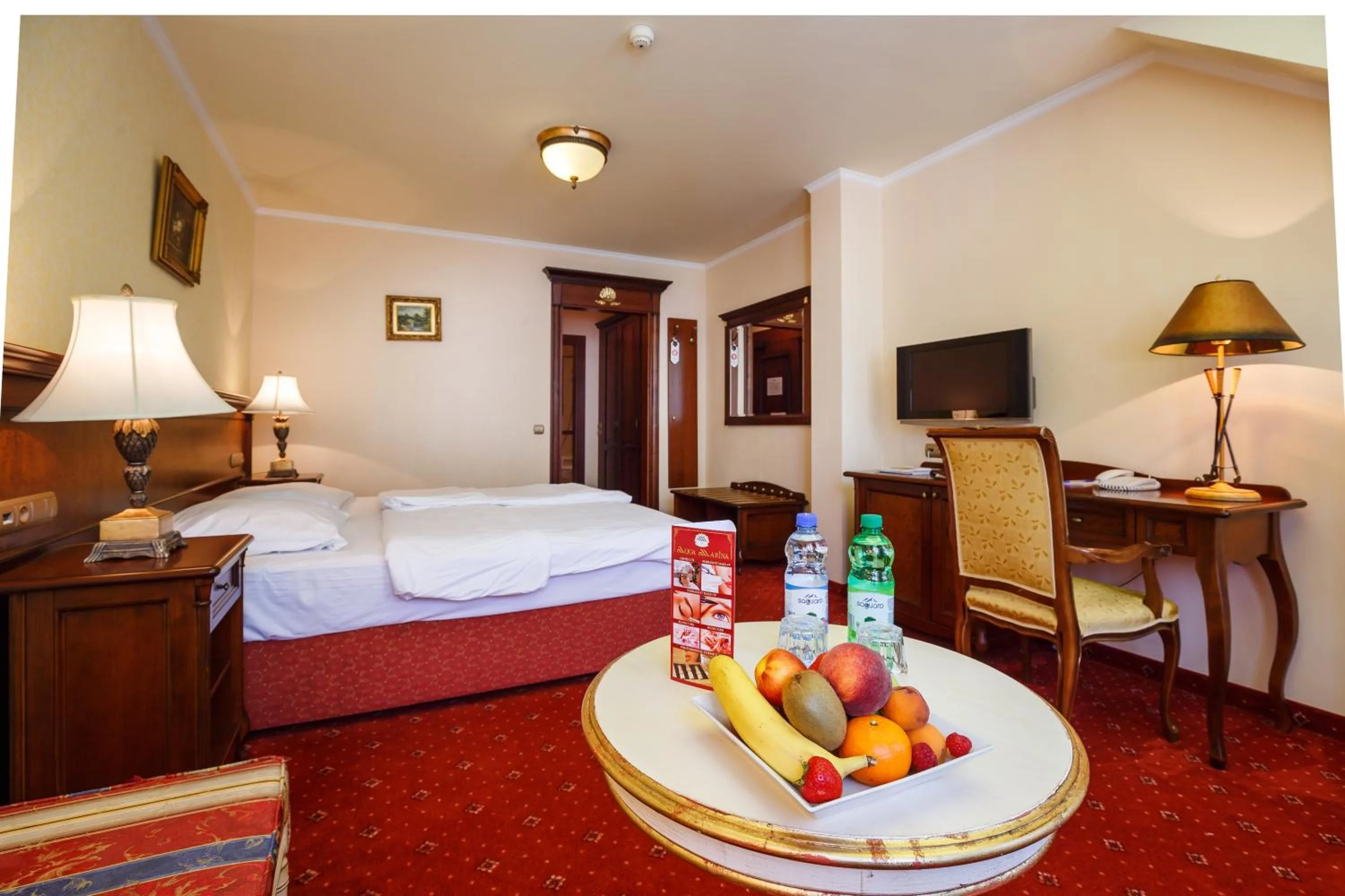 Photo of the whole room, Bed in Aqua Marina