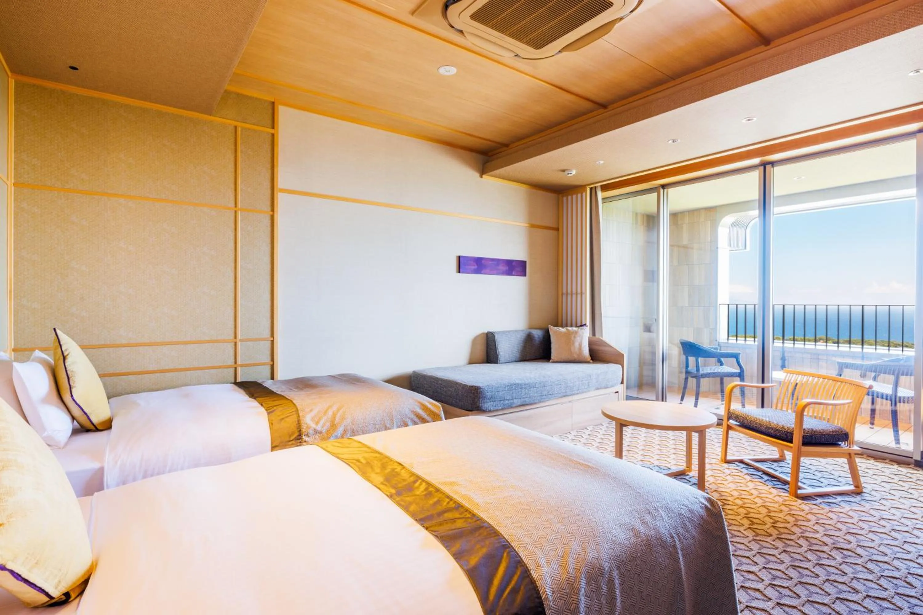 Photo of the whole room, Bed in KAMENOI HOTEL Izukogen