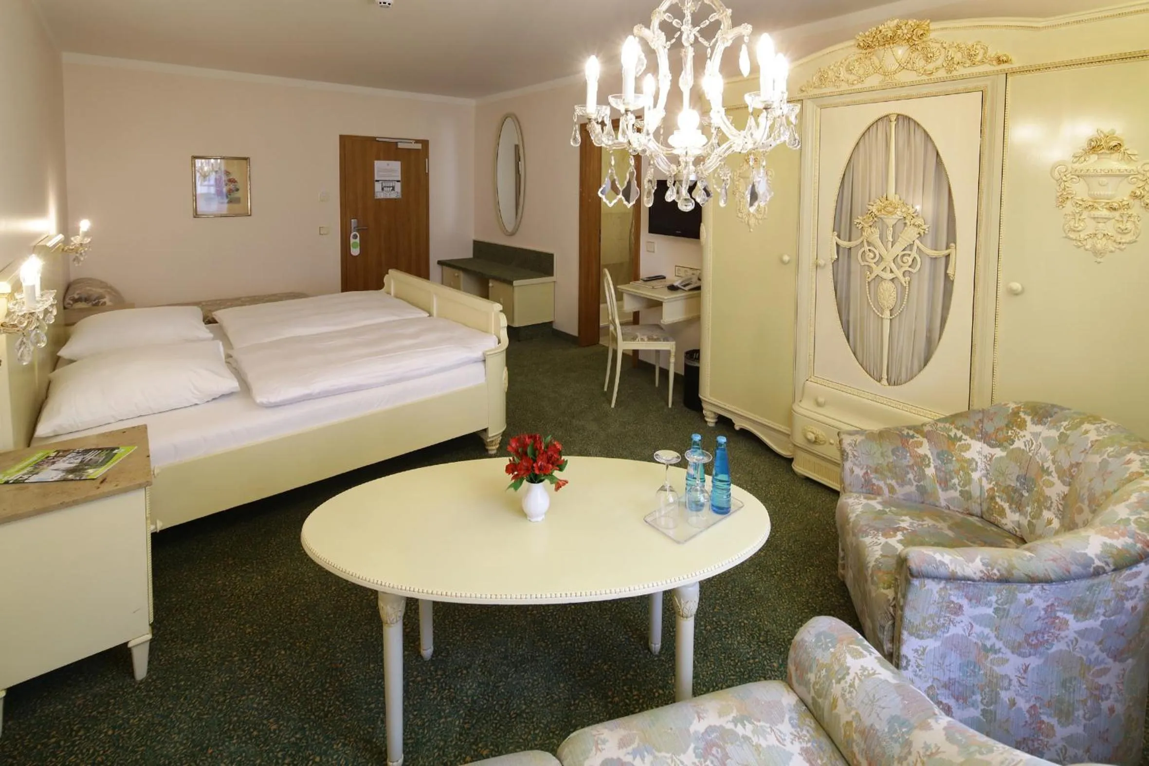 Photo of the whole room, Bed in Bayerischer Hof