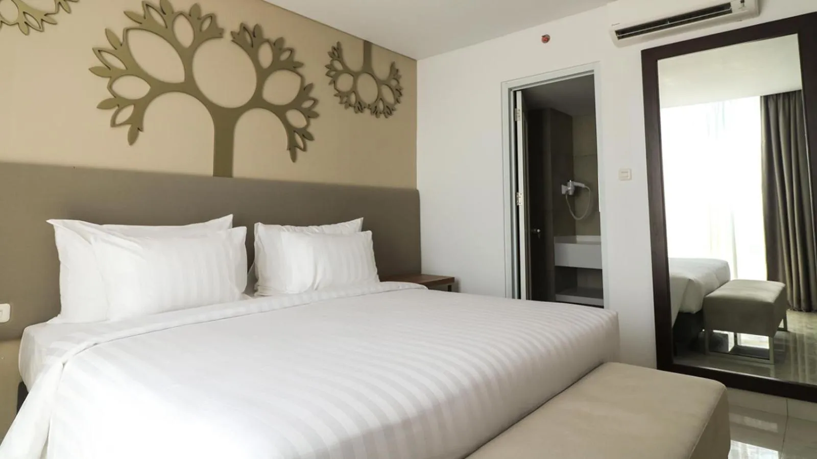 Bed in PALM PARK Hotel Surabaya