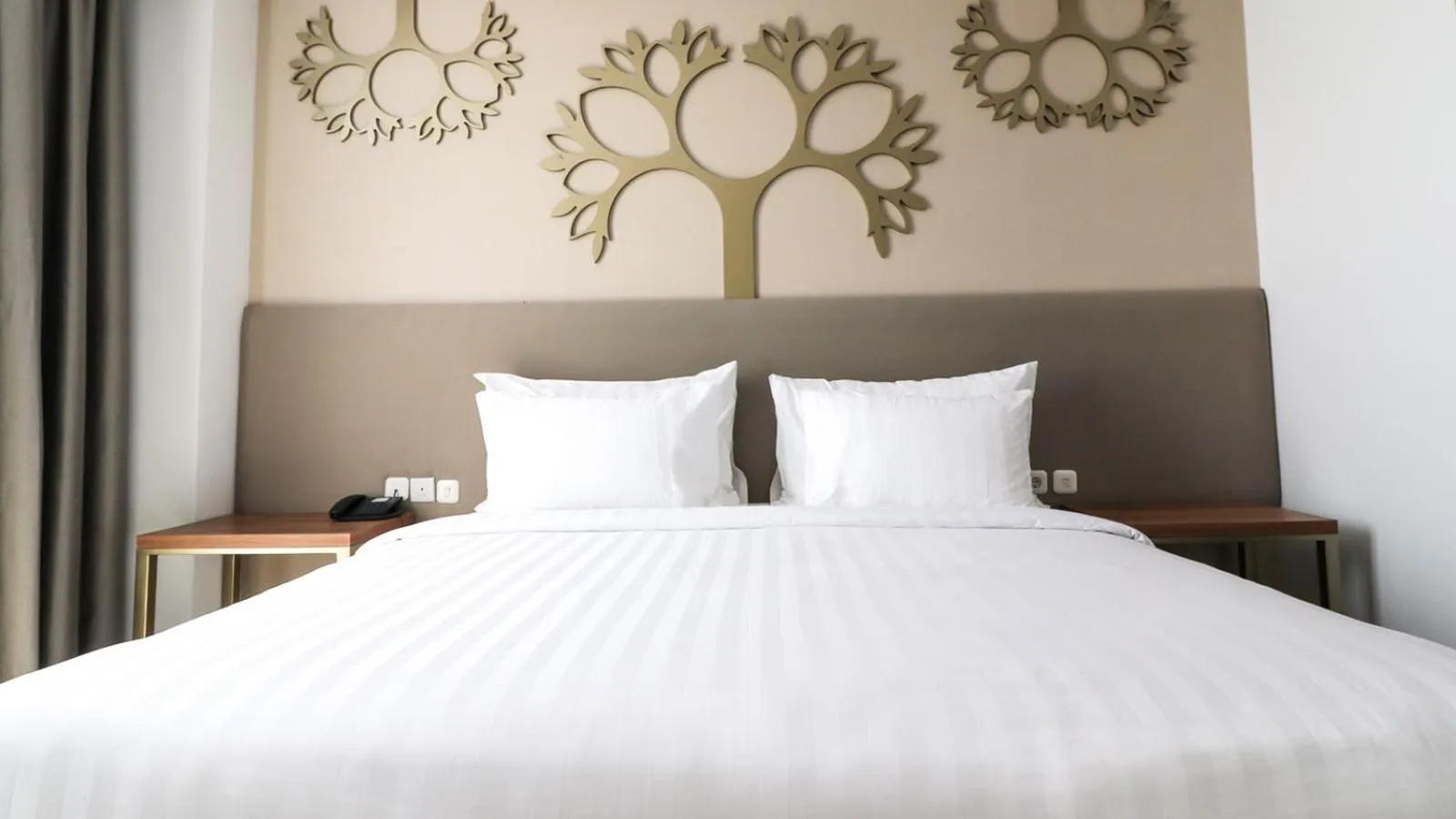 Bed in PALM PARK Hotel Surabaya