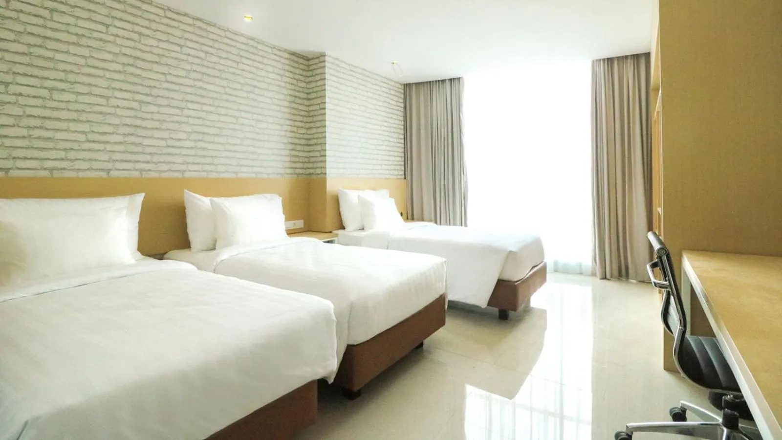 Bed in PALM PARK Hotel Surabaya