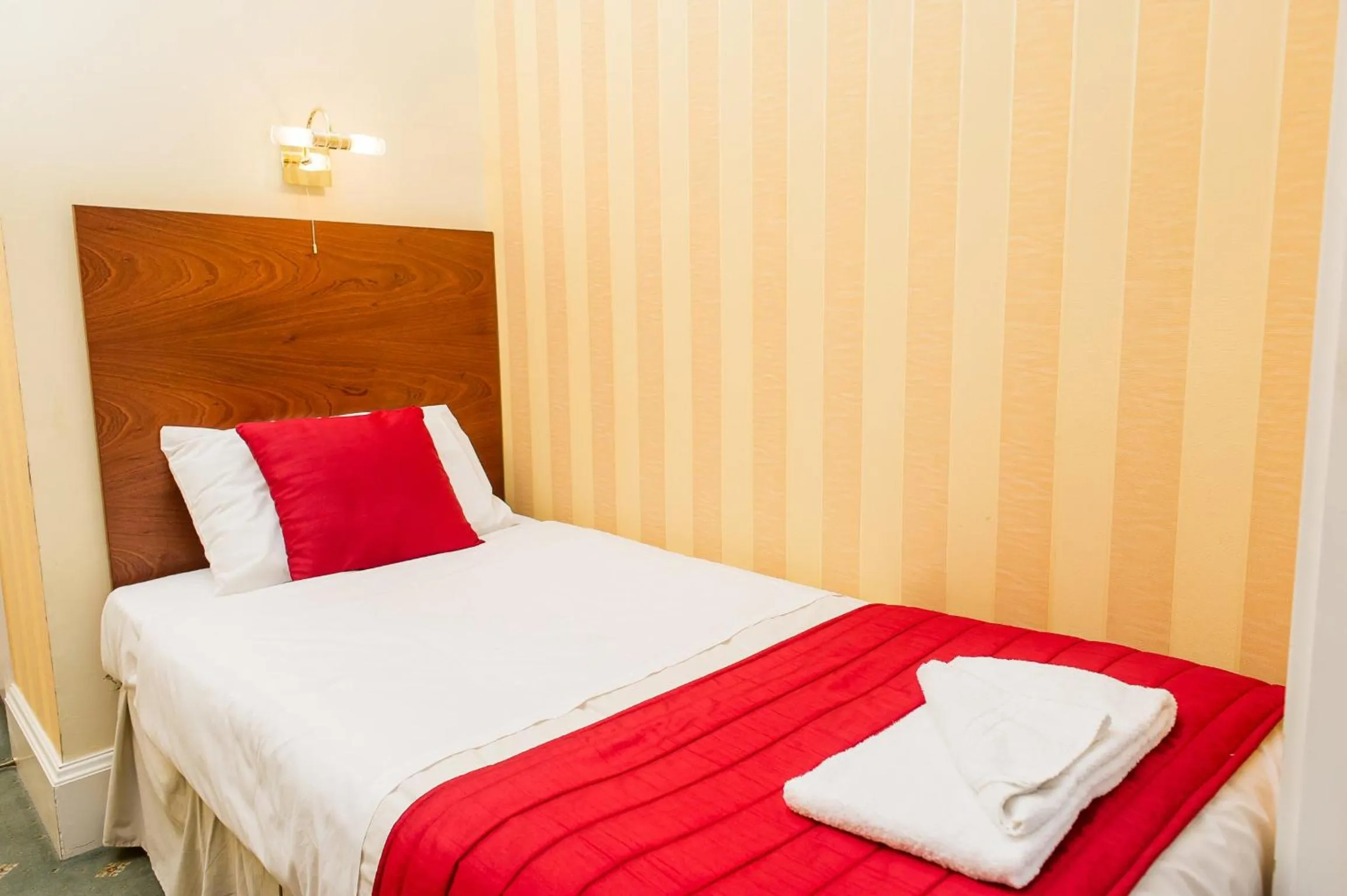 Bedroom, Bed in Avonmore Hotel