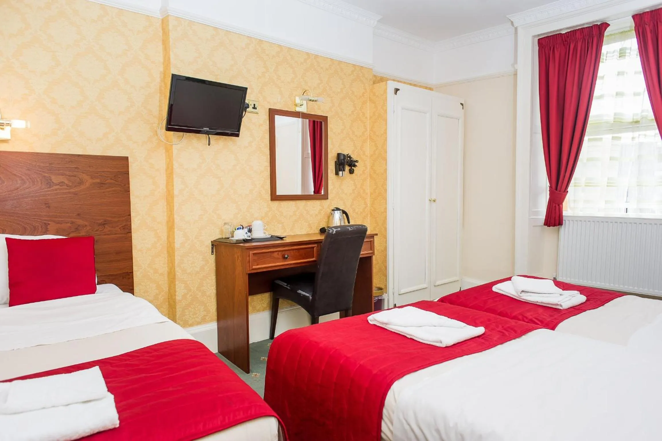 Bedroom, Bed in Avonmore Hotel