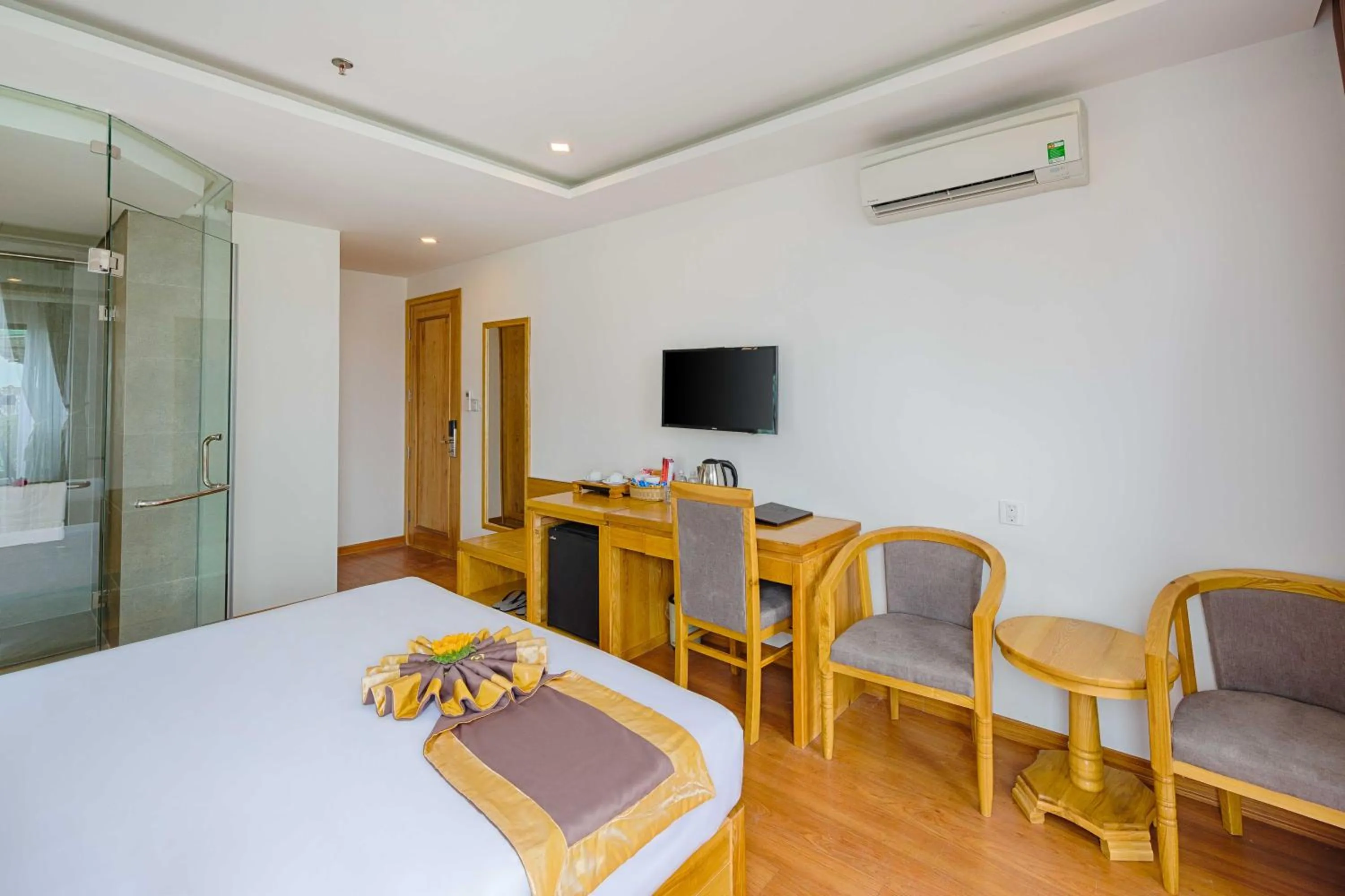 Communal lounge/ TV room, Bed in Rosabella Boutique Hotel