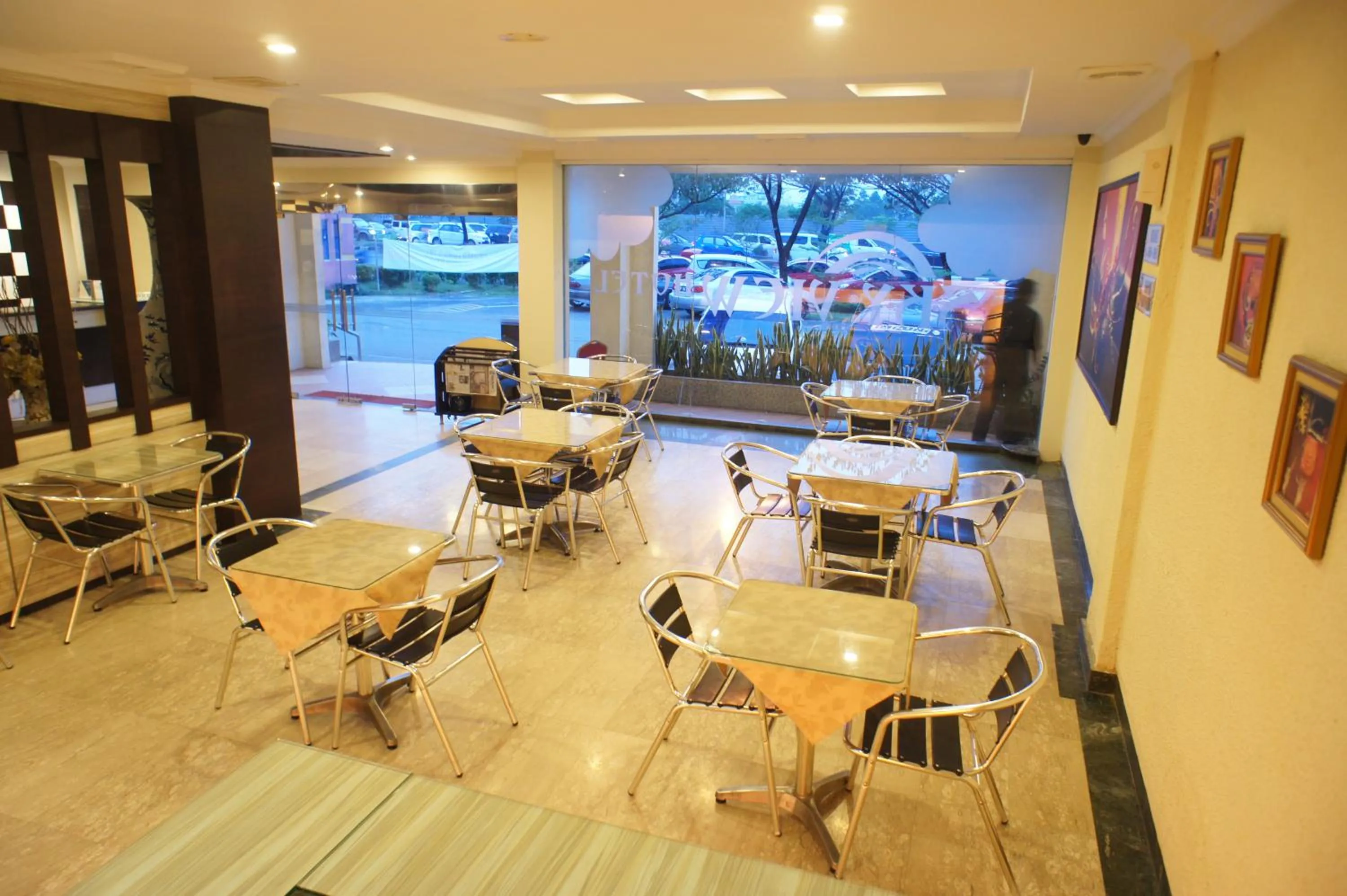 Restaurant/places to eat in Sky View Hotel Managed by OS