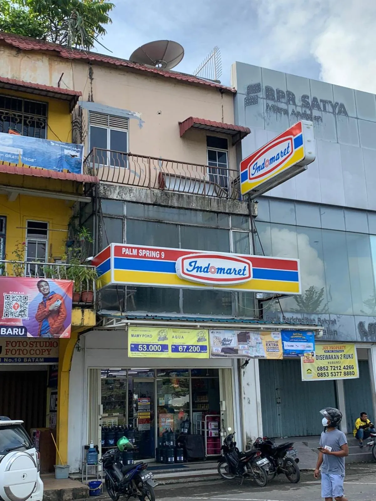 Supermarket/grocery shop in Sky View Hotel Managed by OS