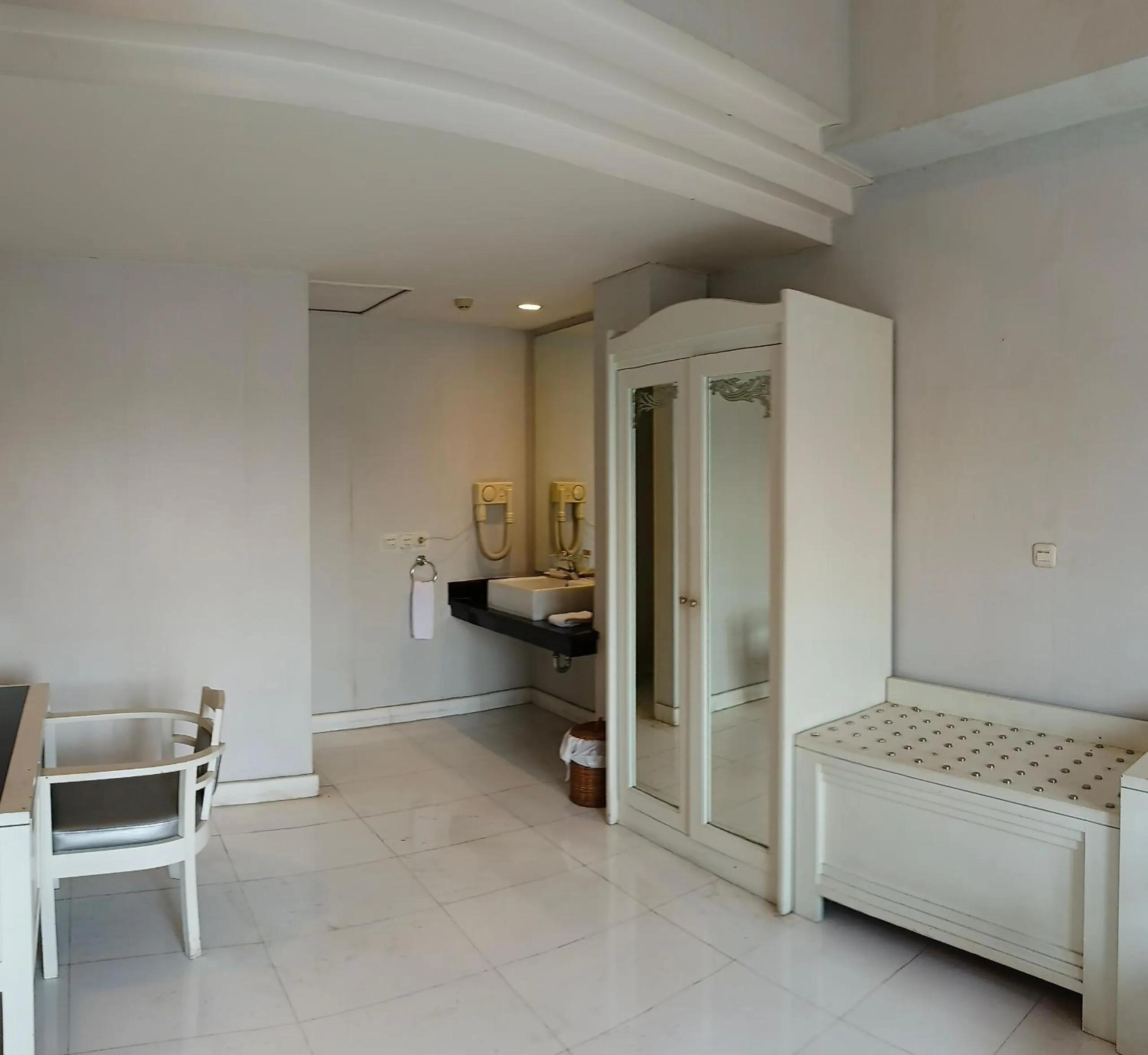 wardrobe in Lux Tychi Hotel