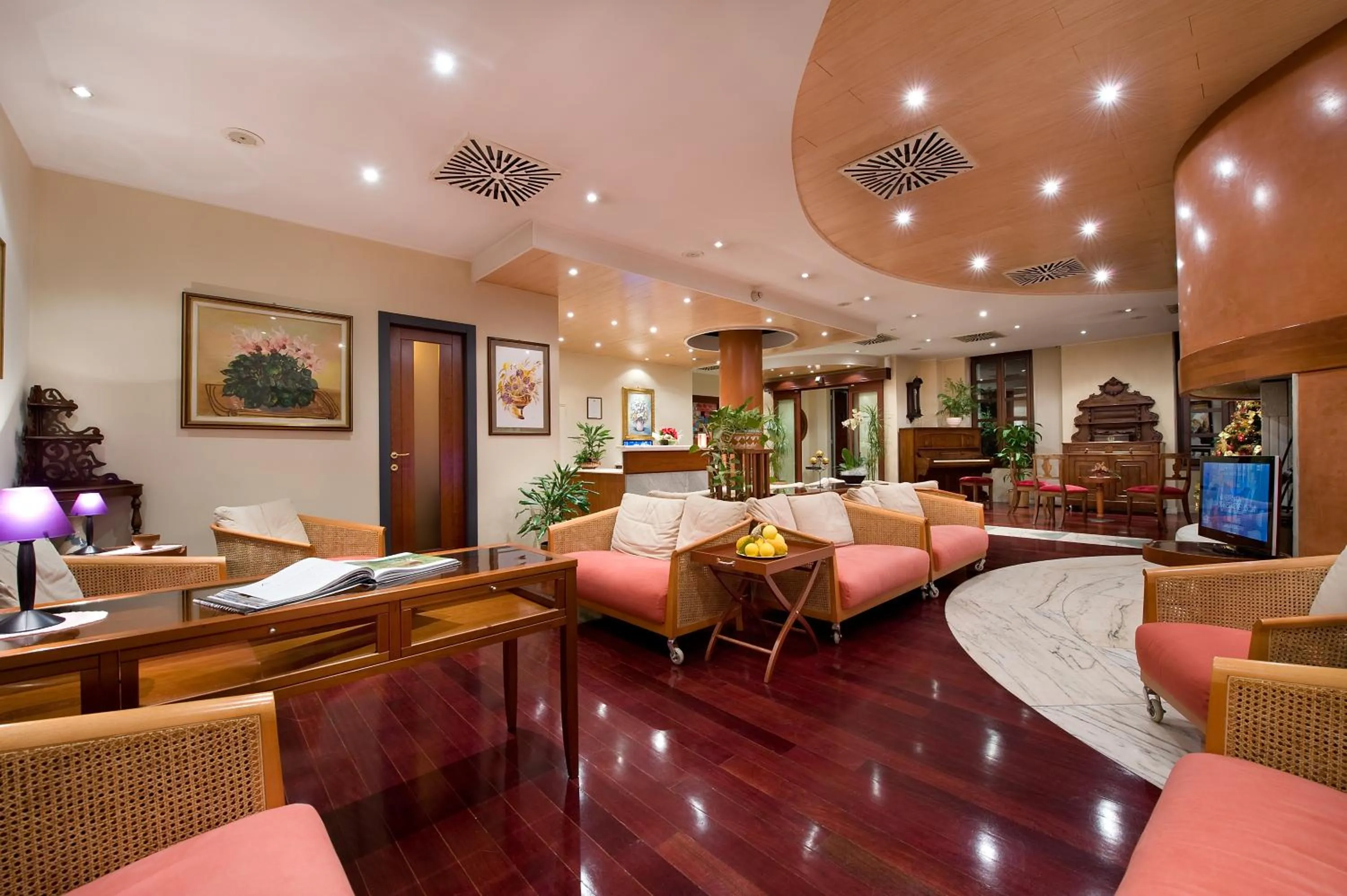 Communal lounge/ TV room in Hotel Campelli