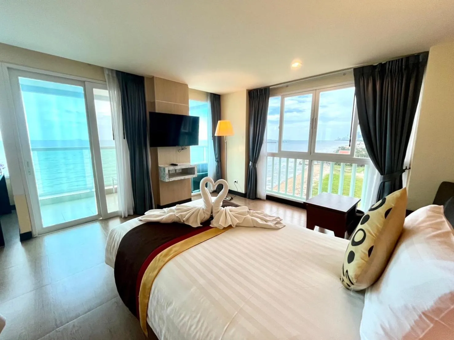 TV and multimedia, Bed in Saisawan Beach Luxury Hotel