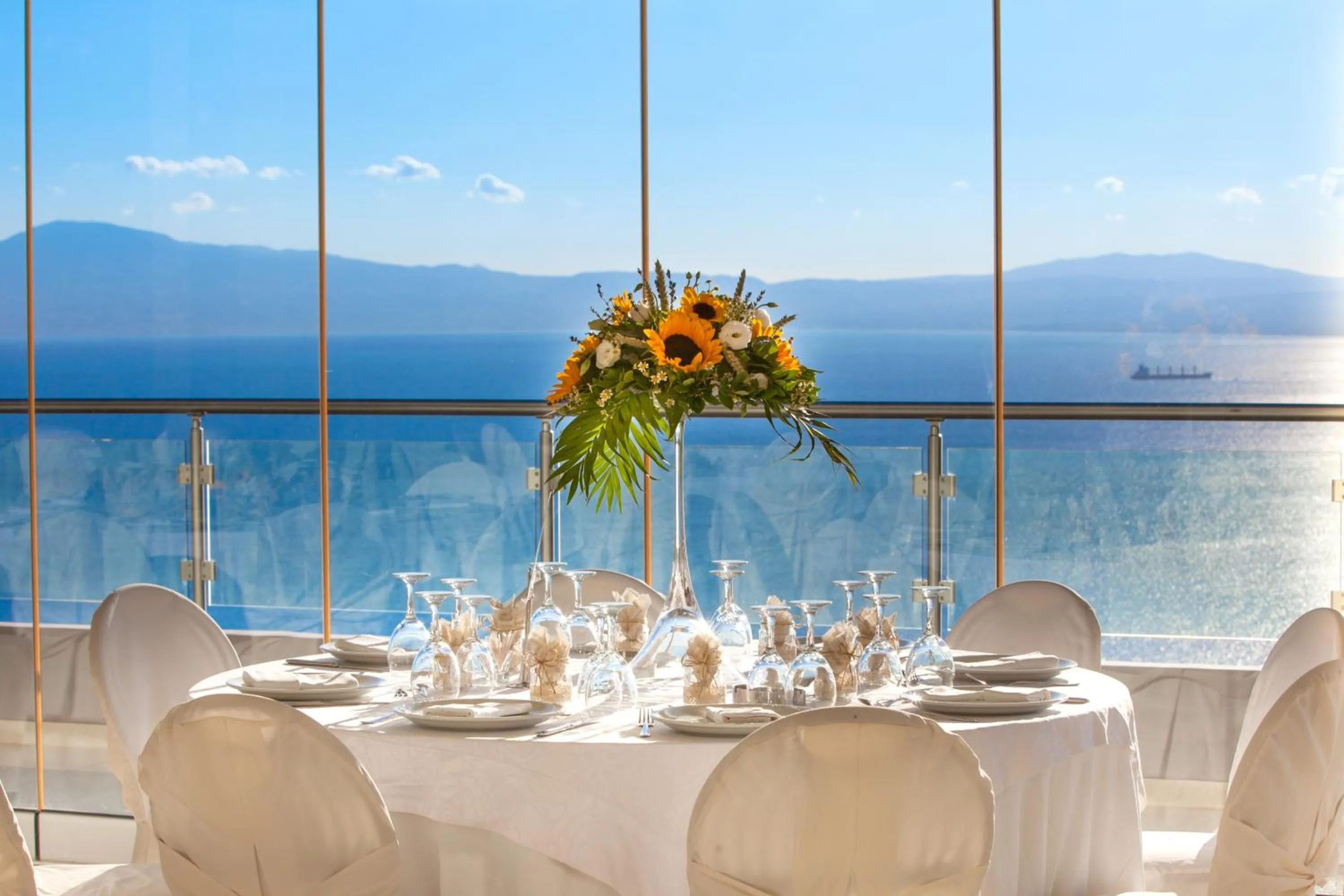 Restaurant/places to eat in Belvedere Hotel