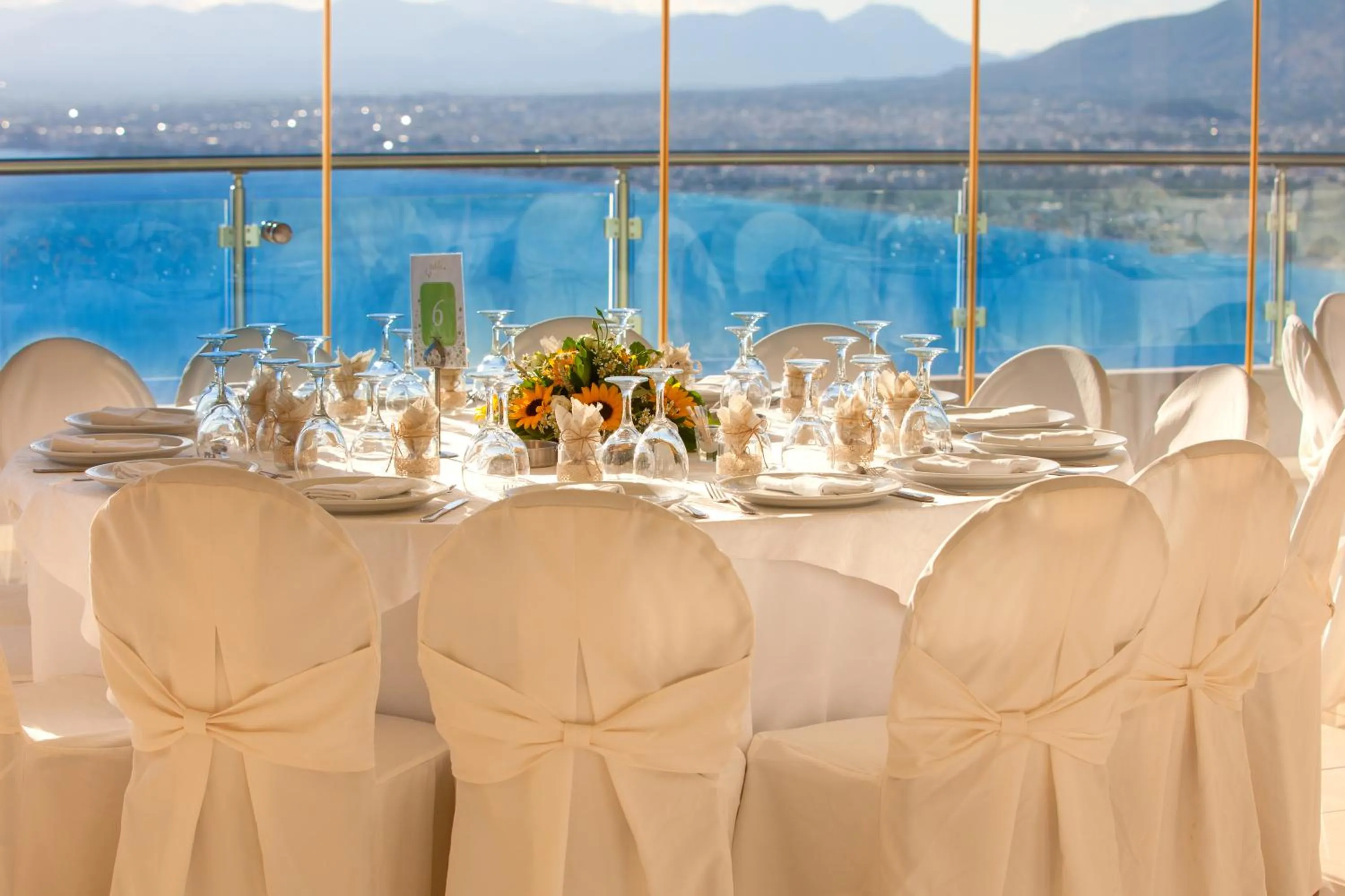 Restaurant/places to eat in Belvedere Hotel