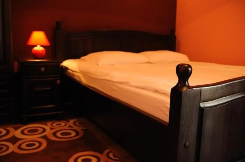 Bed in Kryształowy Pałacyk