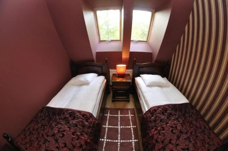 Bed in Kryształowy Pałacyk