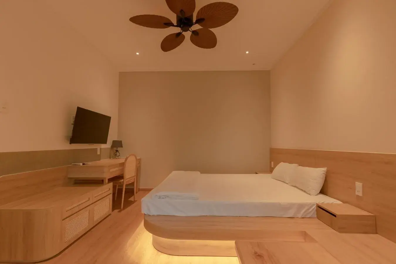 Deluxe Double Room with Bath - single occupancy in Tây Tiến Bungalow Deluxe Double Room with Bath - single occupancy in Tây Tiến Bungalow