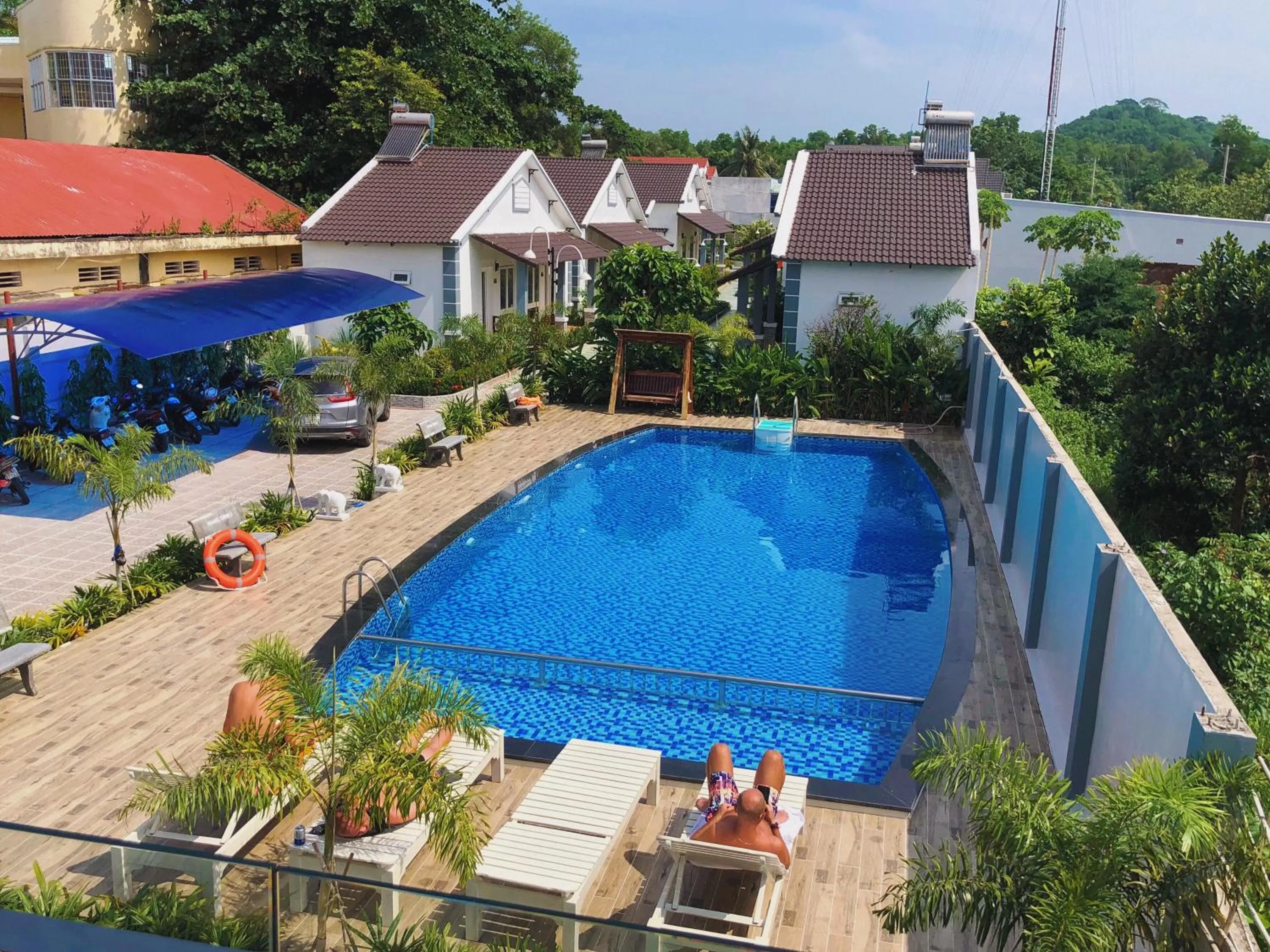 Swimming pool in Tây Tiến Bungalow