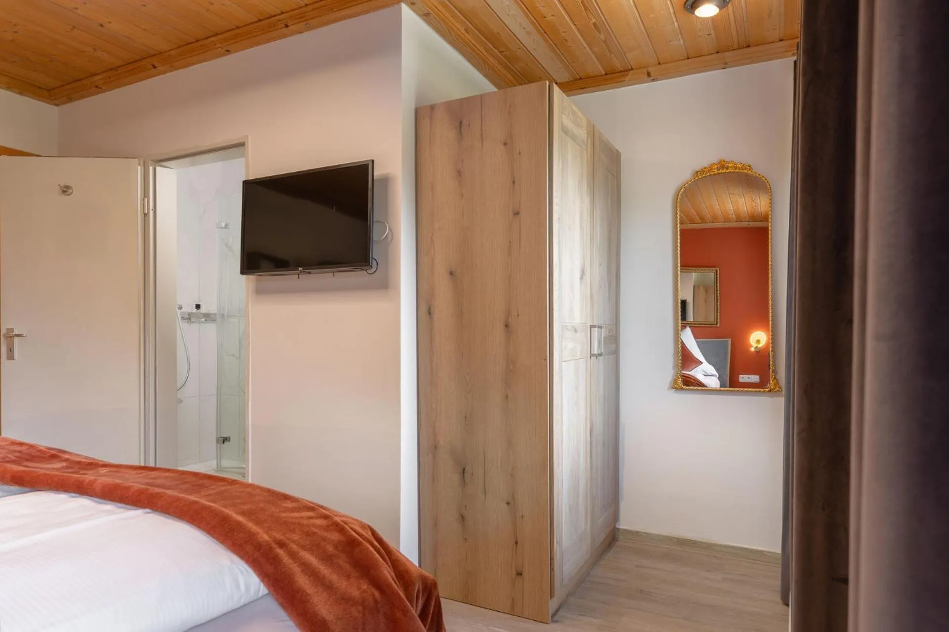 Photo of the whole room, Bed in Hotel Schlossblick Chiemsee