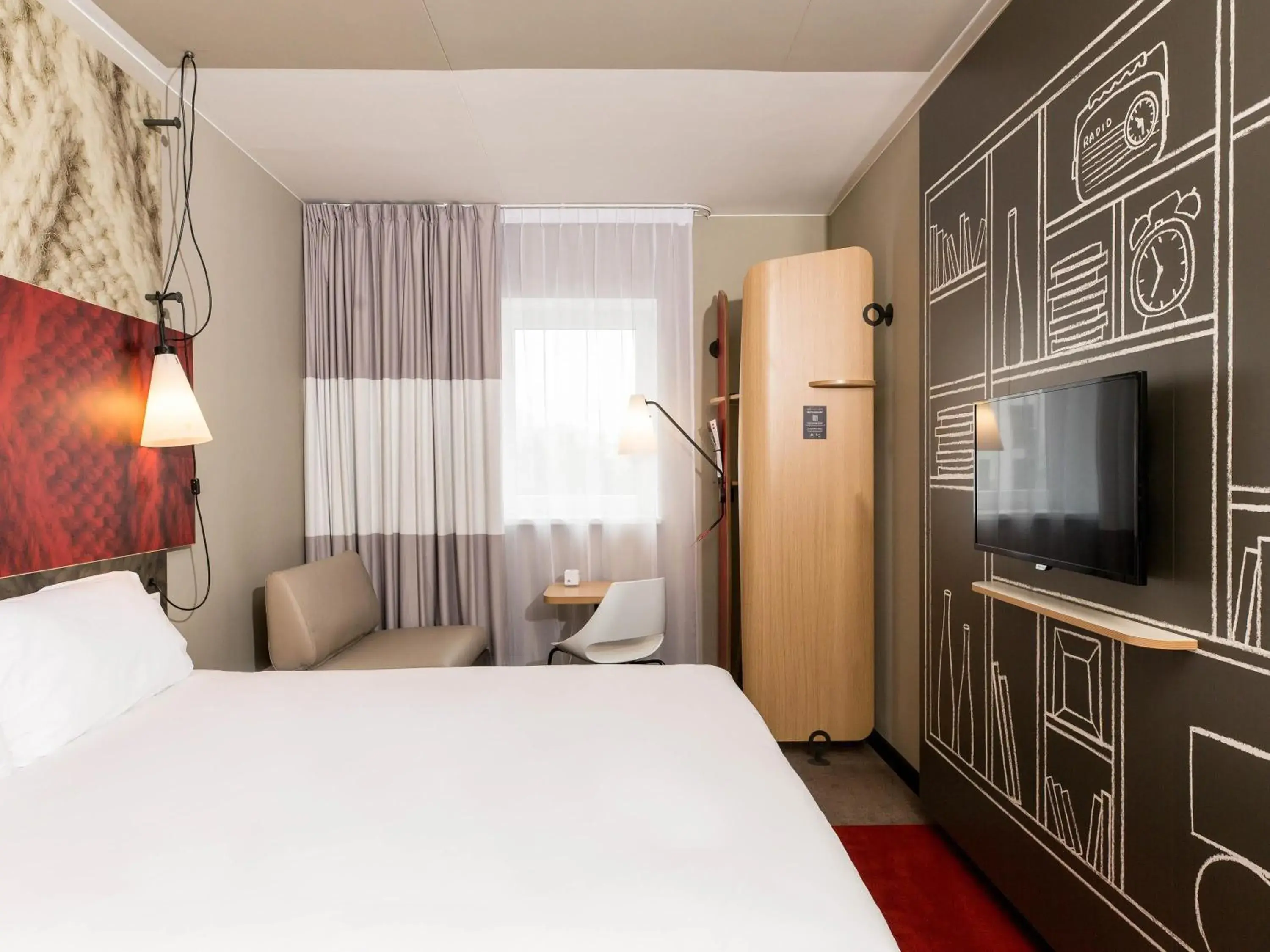 Room with one Queen bed and sofa in ibis Vilnius Centre Room with one Queen bed and sofa in ibis Vilnius Centre