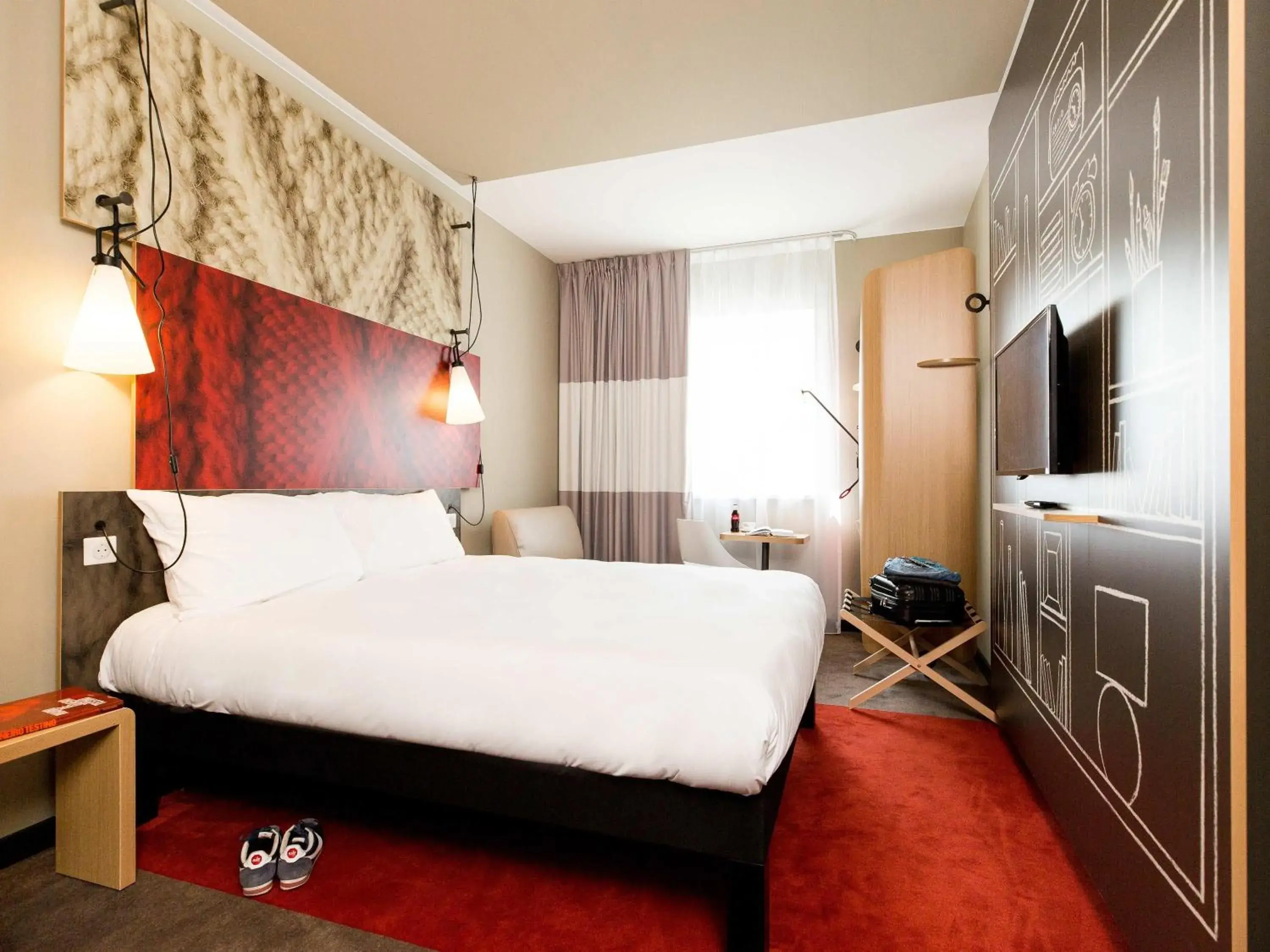 Room with one Queen bed and sofa in ibis Vilnius Centre Room with one Queen bed and sofa in ibis Vilnius Centre