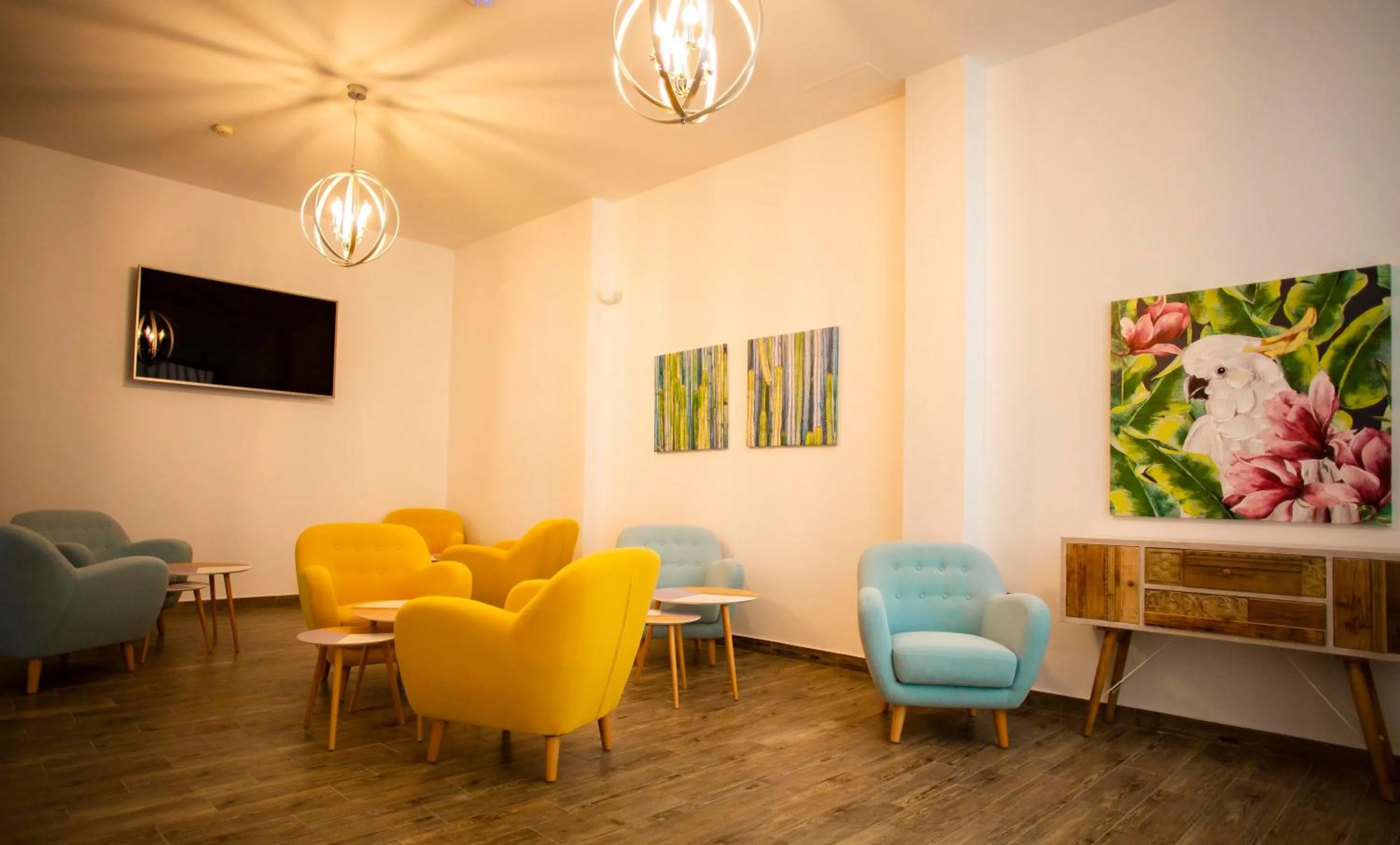 Communal lounge/ TV room in Hotel Bari