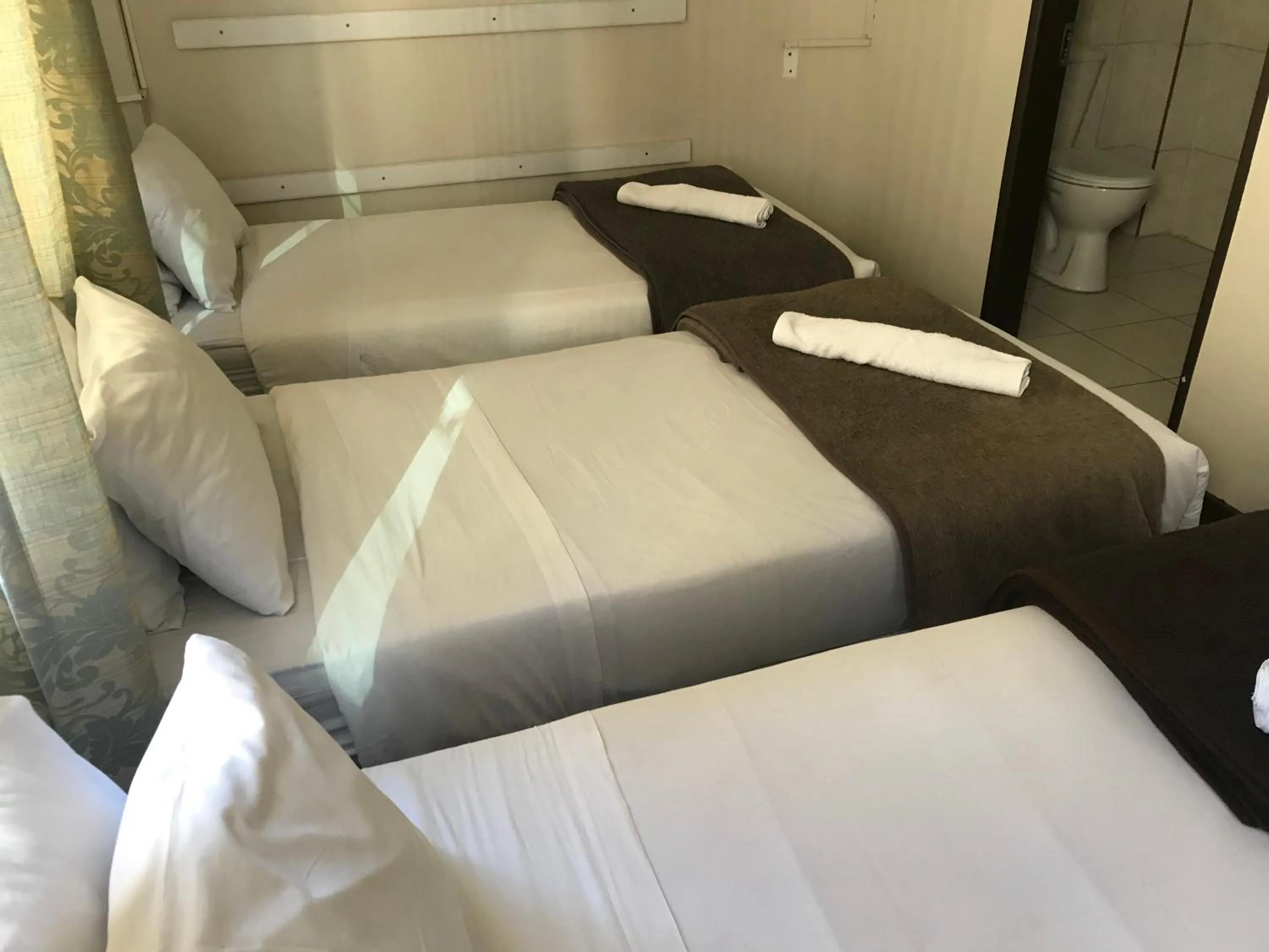 Photo of the whole room, Bed in Businessburg Hotel