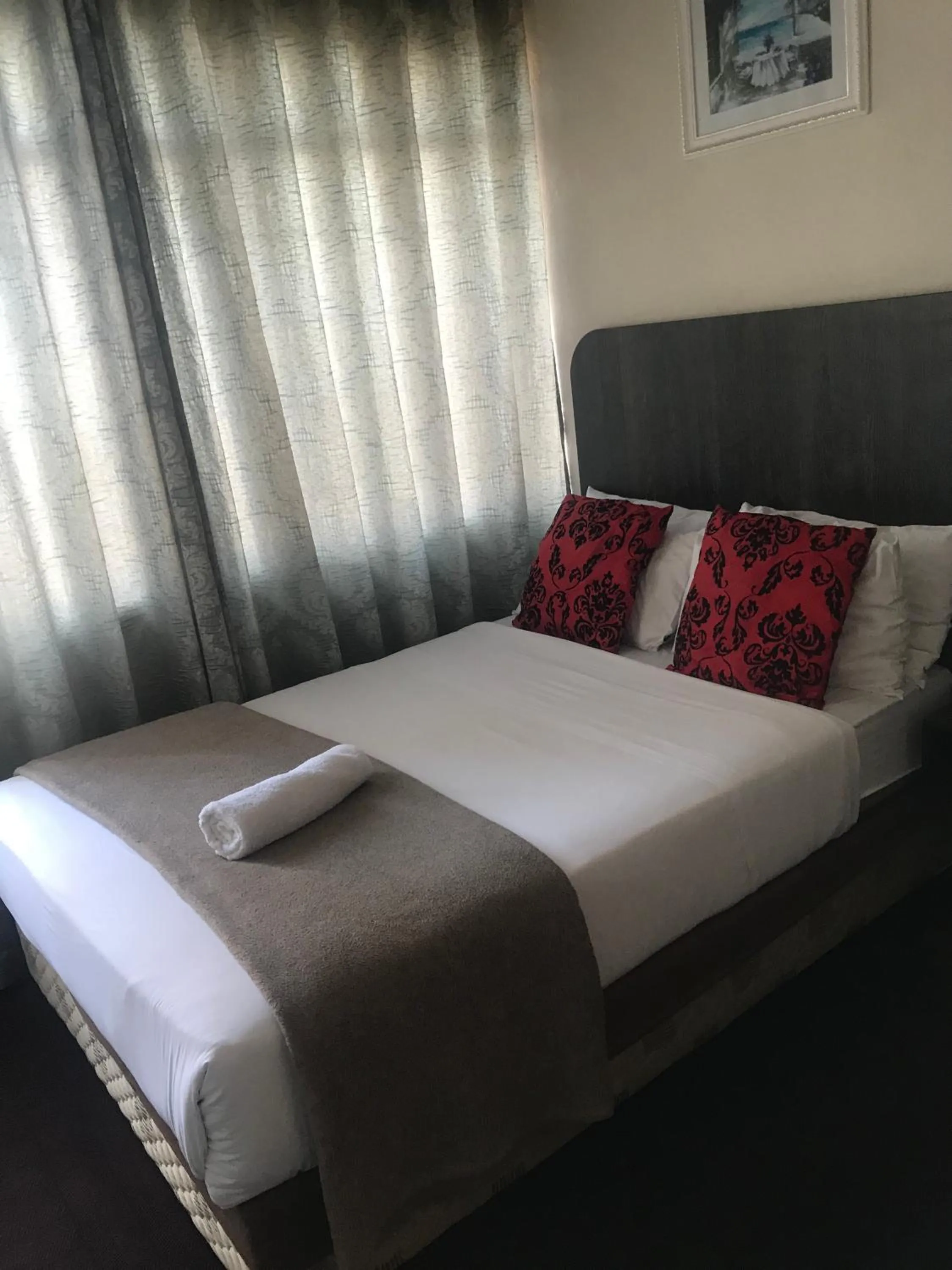 Photo of the whole room, Bed in Businessburg Hotel
