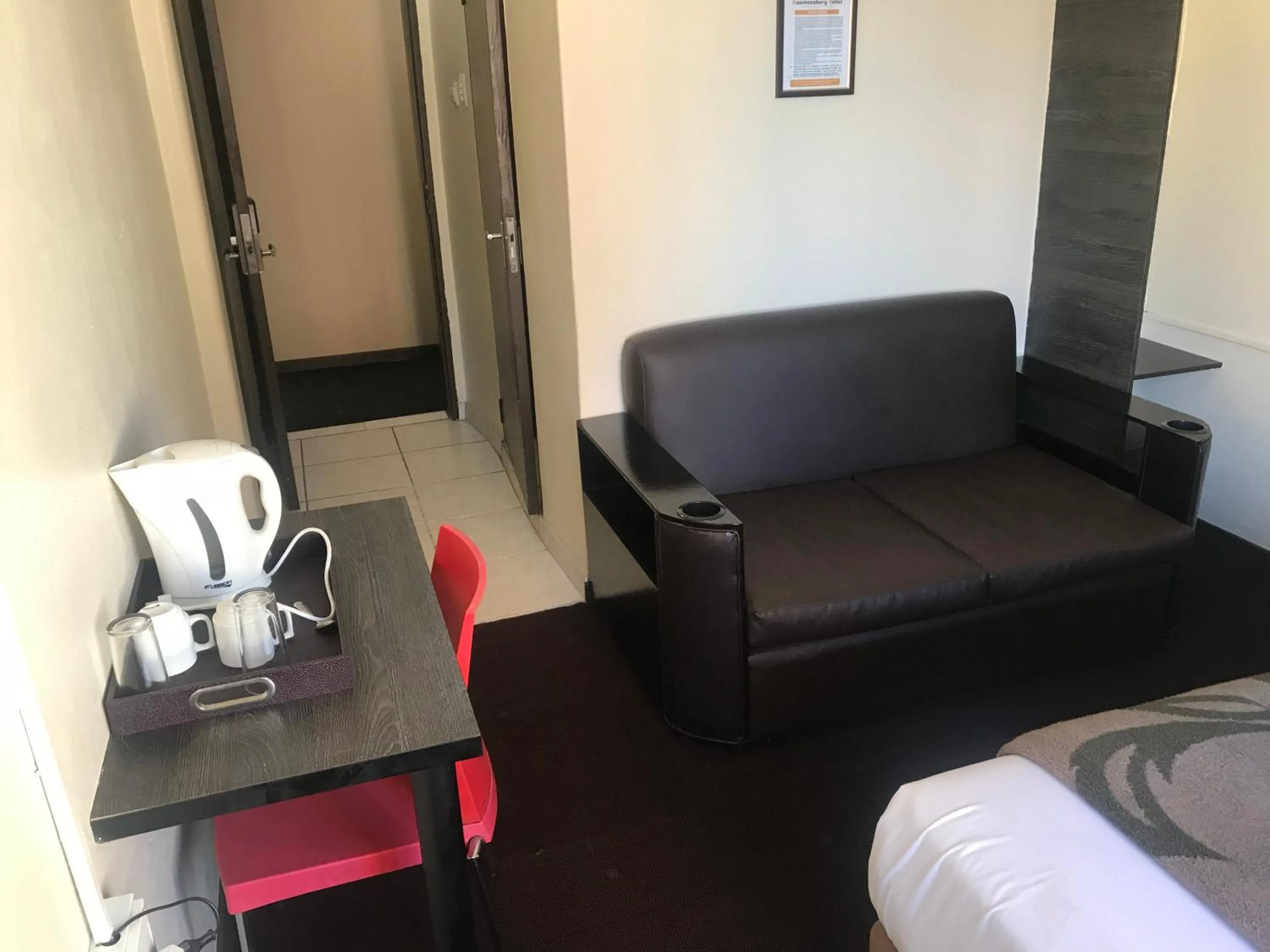 Photo of the whole room, Bed in Businessburg Hotel