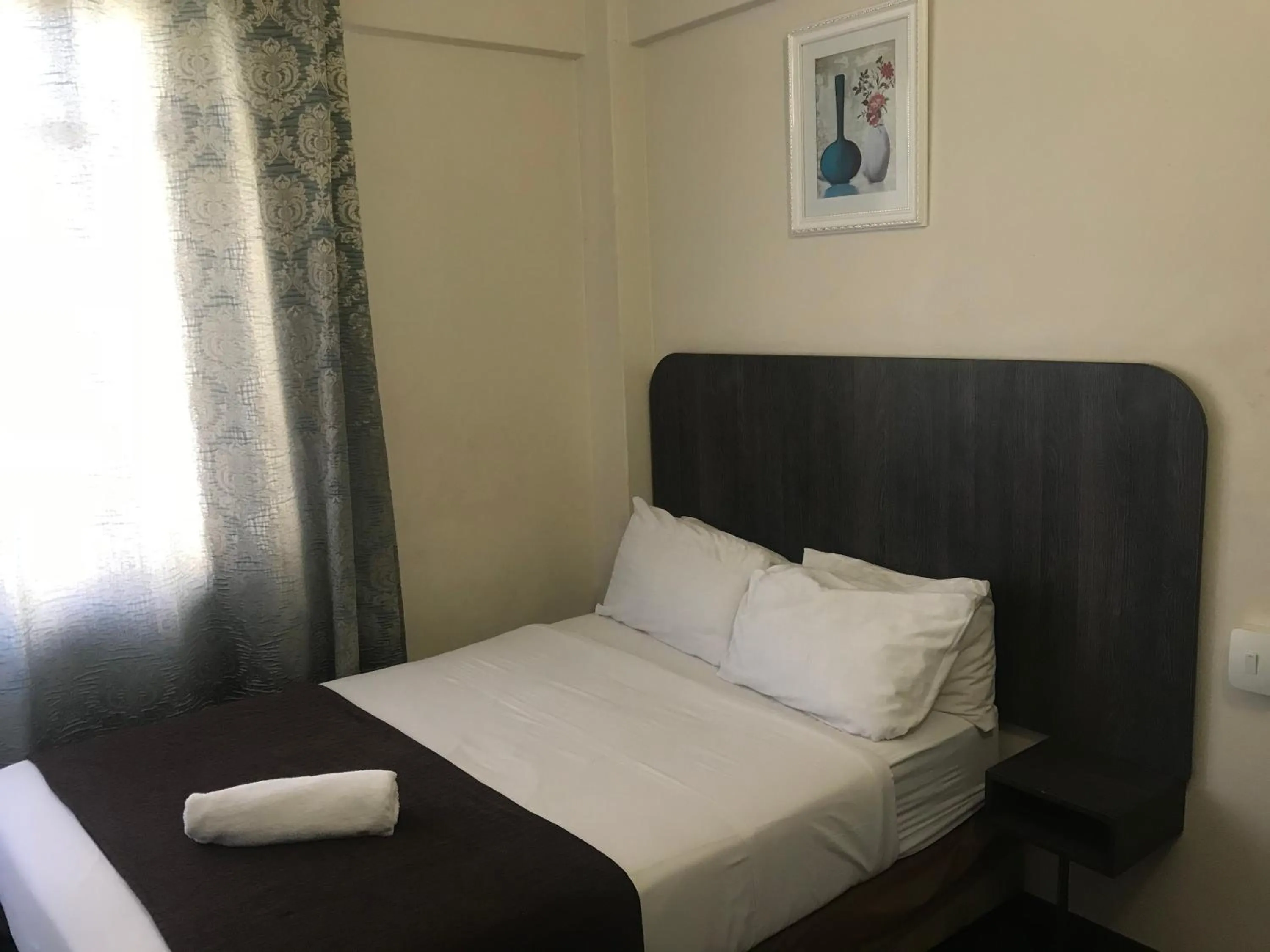 Photo of the whole room, Bed in Businessburg Hotel