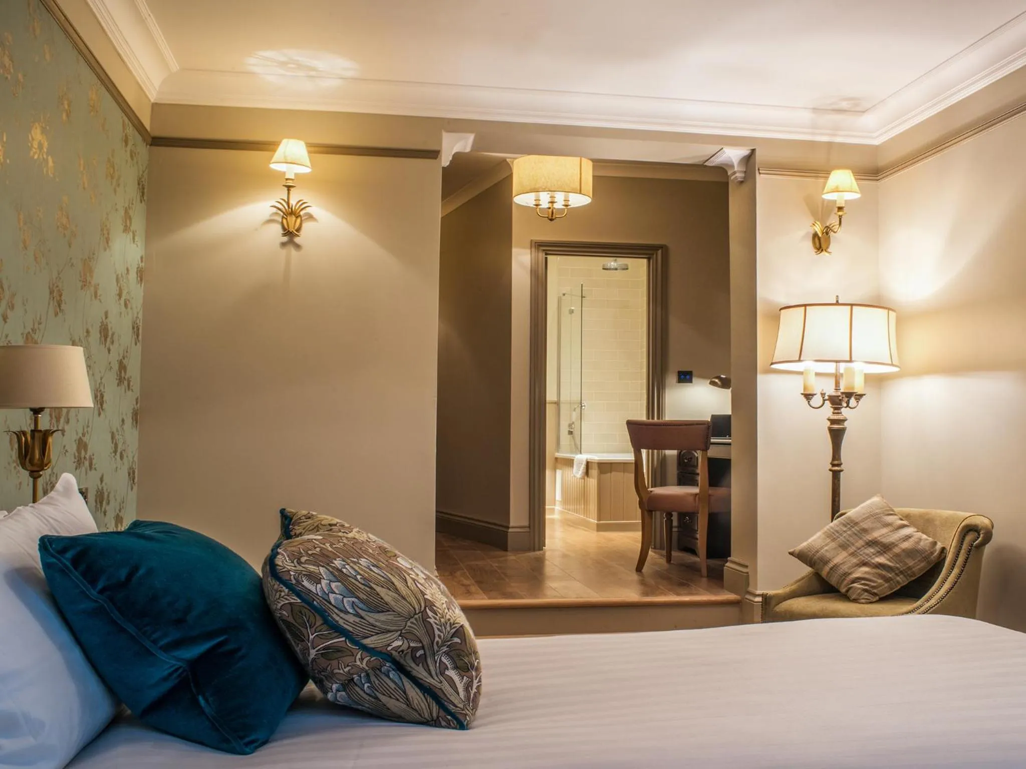 Bathroom, Bed in Penventon Park Hotel