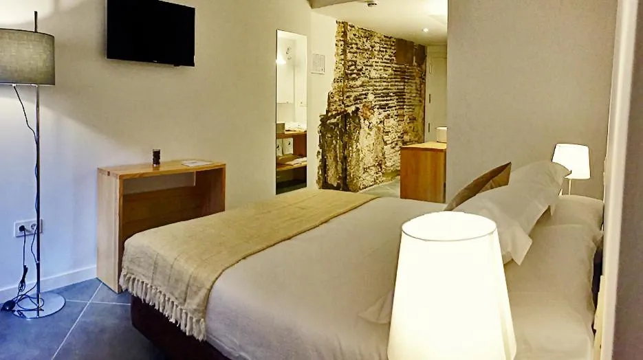 Photo of the whole room, Bed in Hotel Secrets Priorat