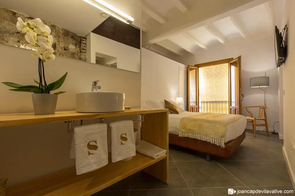 Photo of the whole room, Bed in Hotel Secrets Priorat