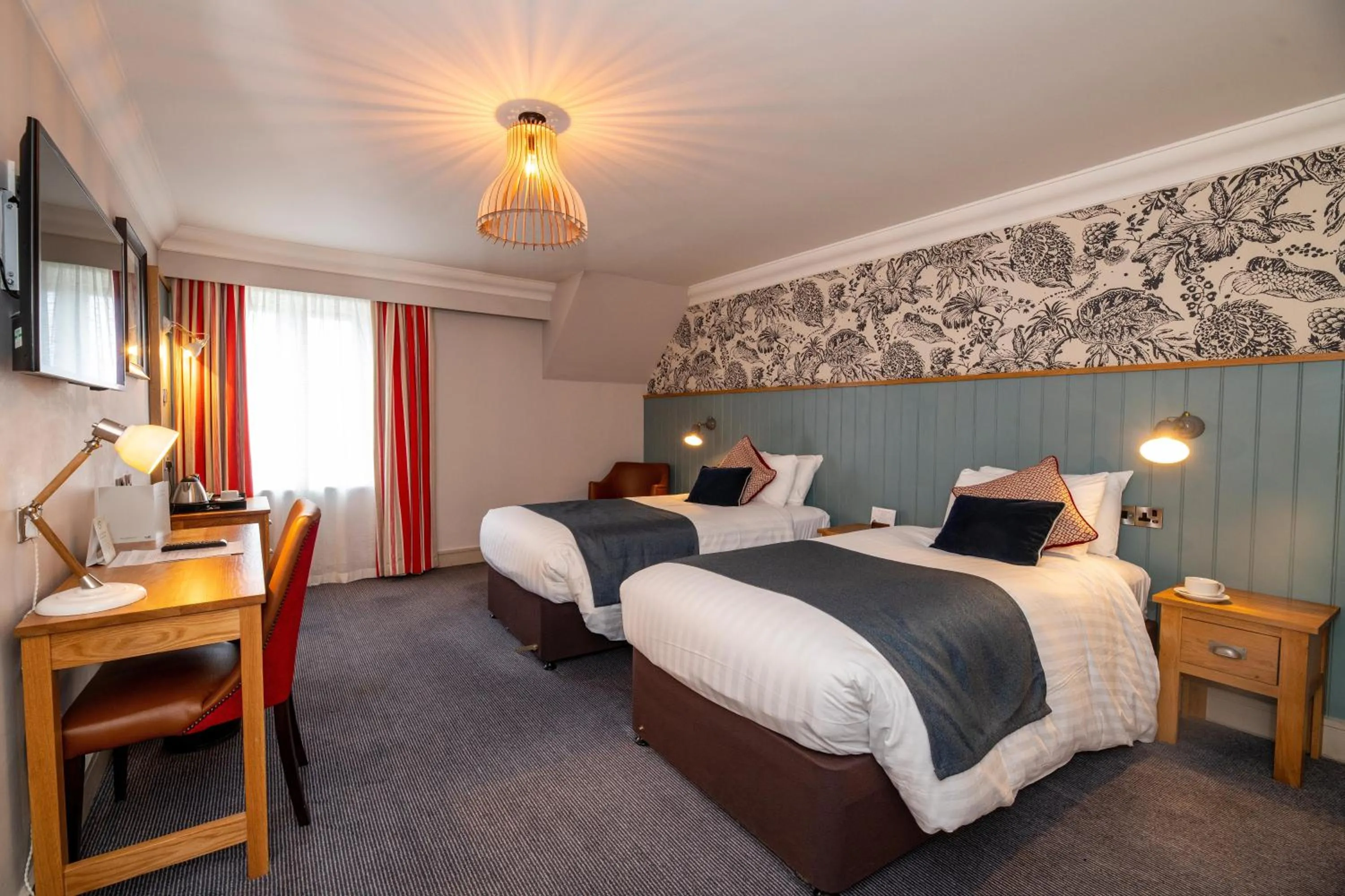 Photo of the whole room, Bed in Greswolde Arms by Chef & Brewer Collection