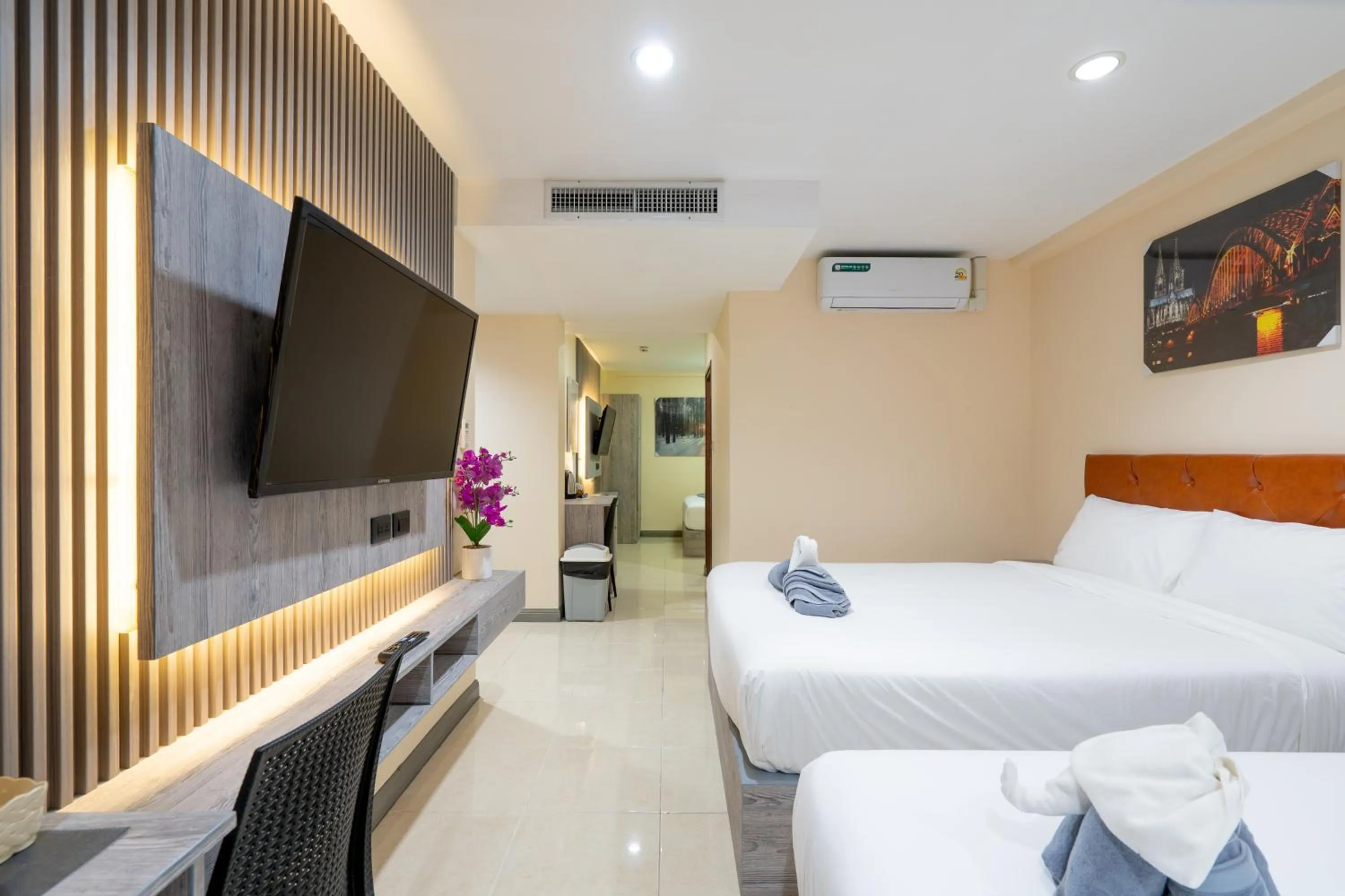 Bed in Square One Hotel Patong