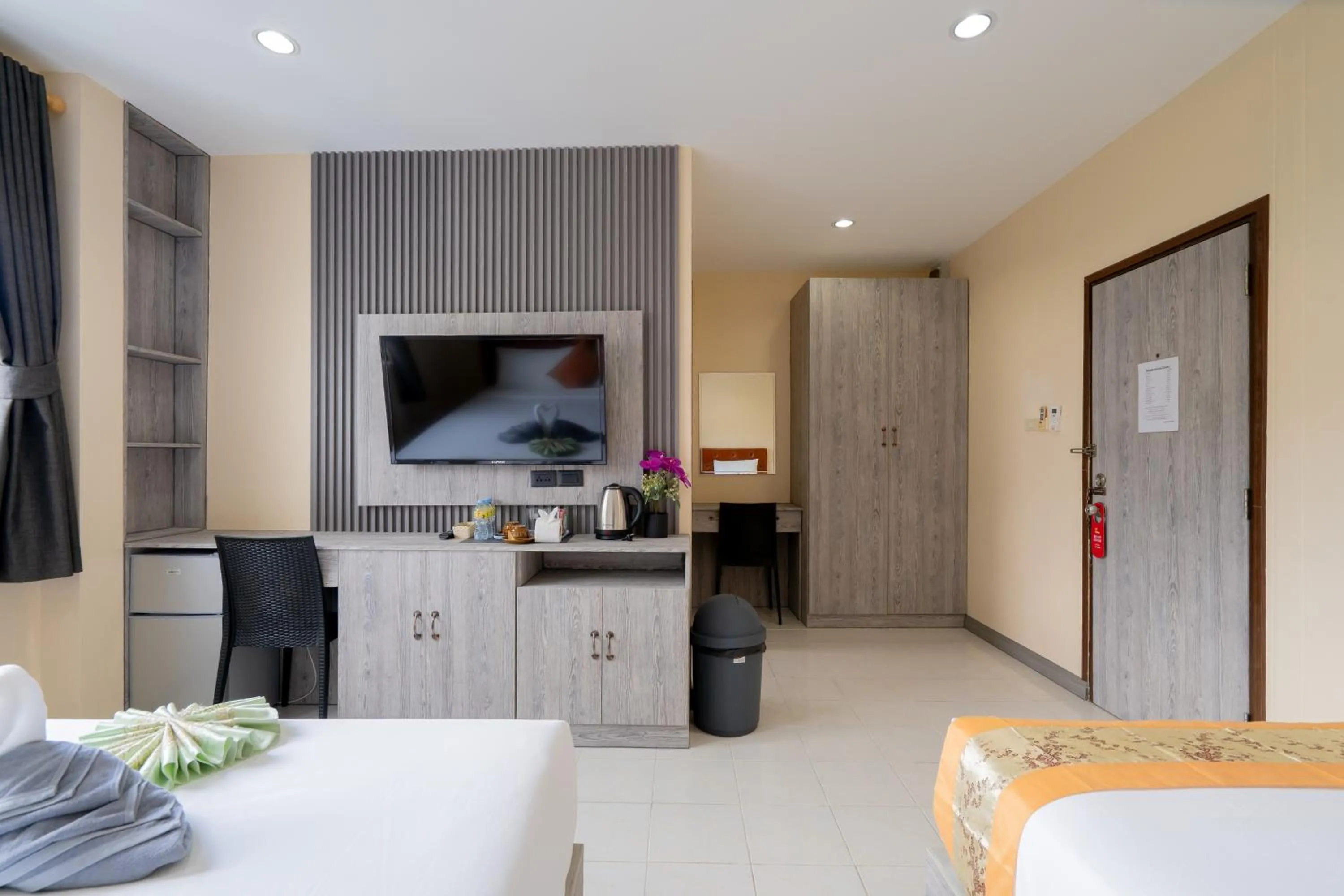 TV and multimedia, Bed in Square One Hotel Patong