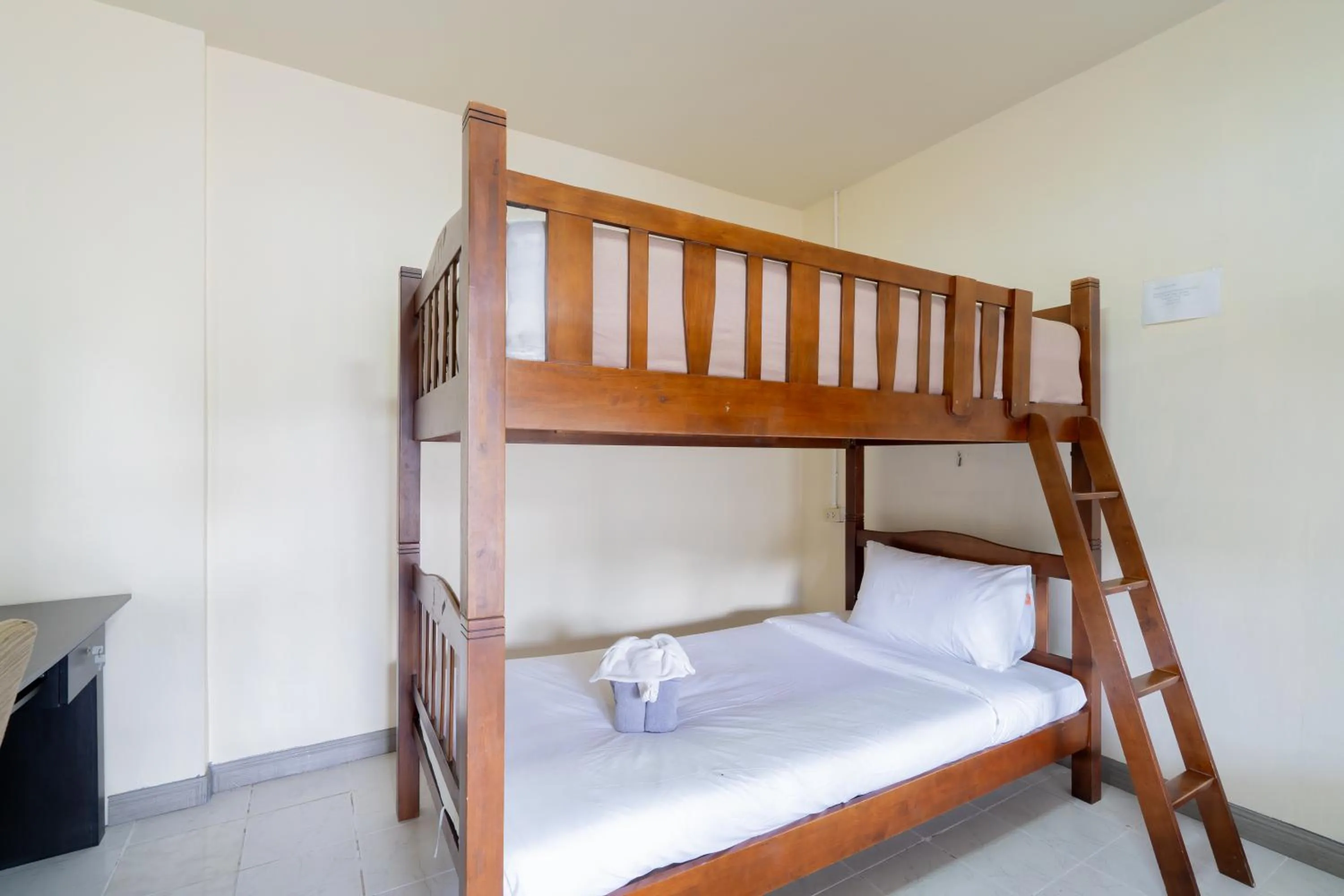 Bed in Square One Hotel Patong