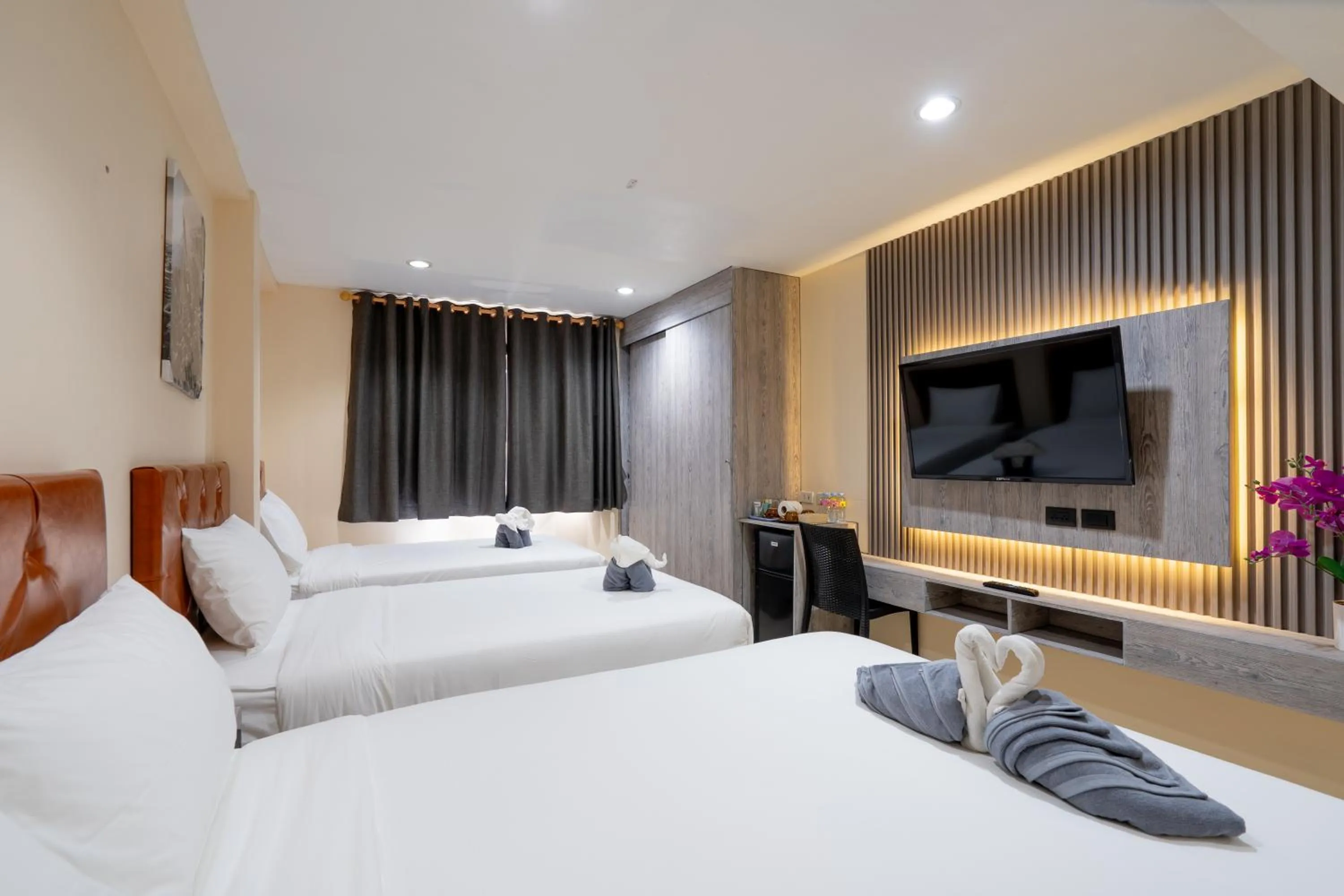 TV and multimedia, Bed in Square One Hotel Patong