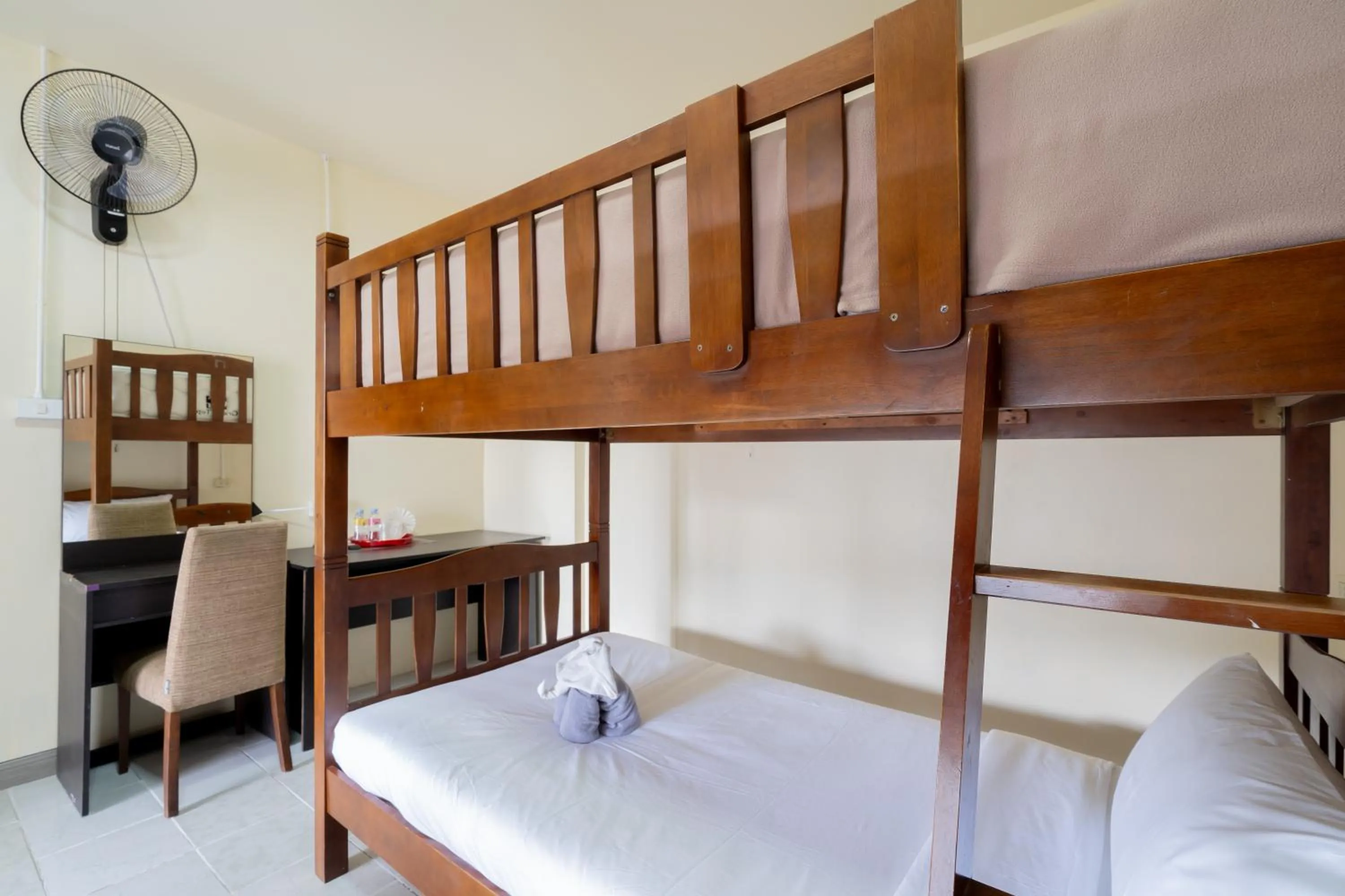 Bedroom, Bed in Square One Hotel Patong