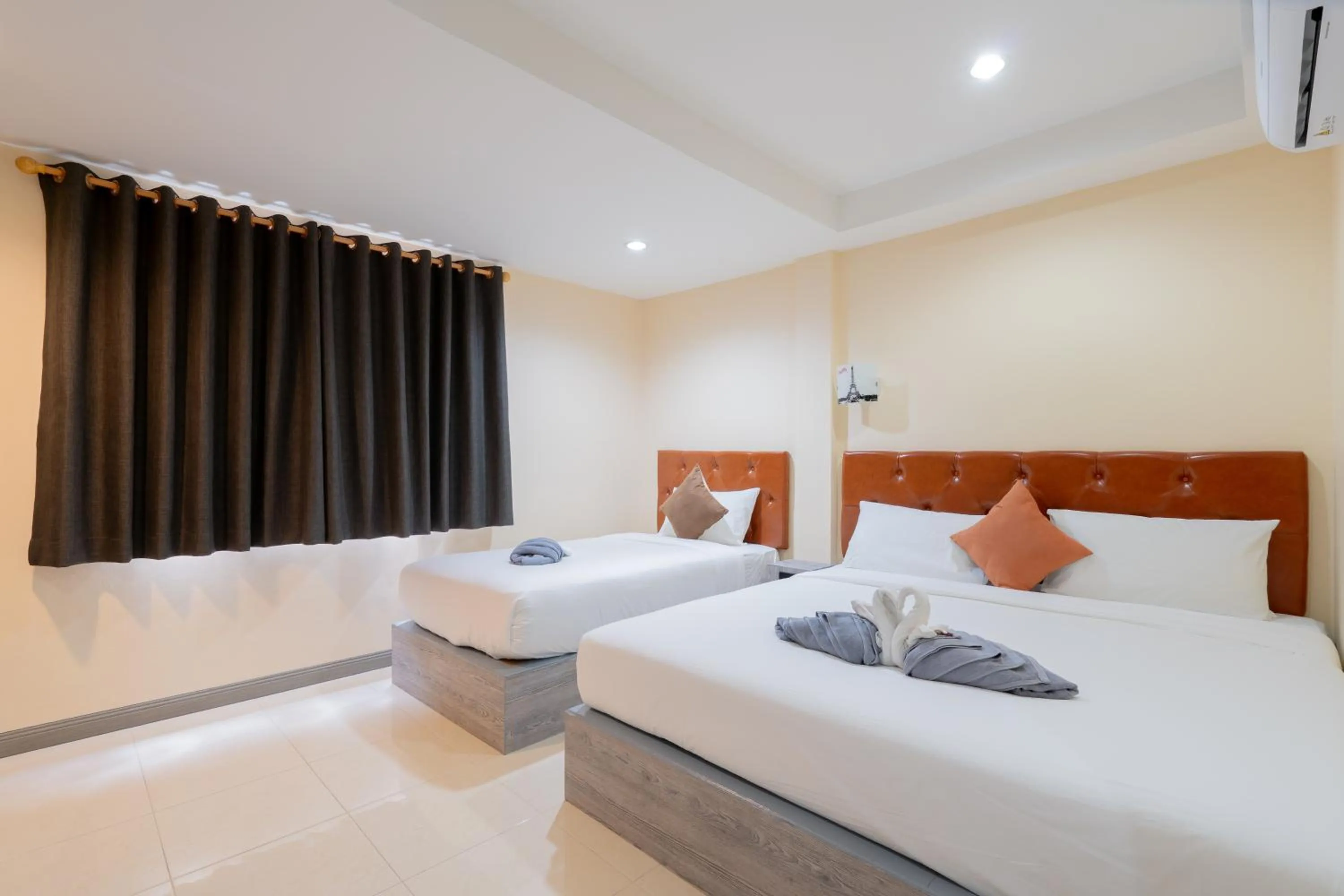 Bed in Square One Hotel Patong