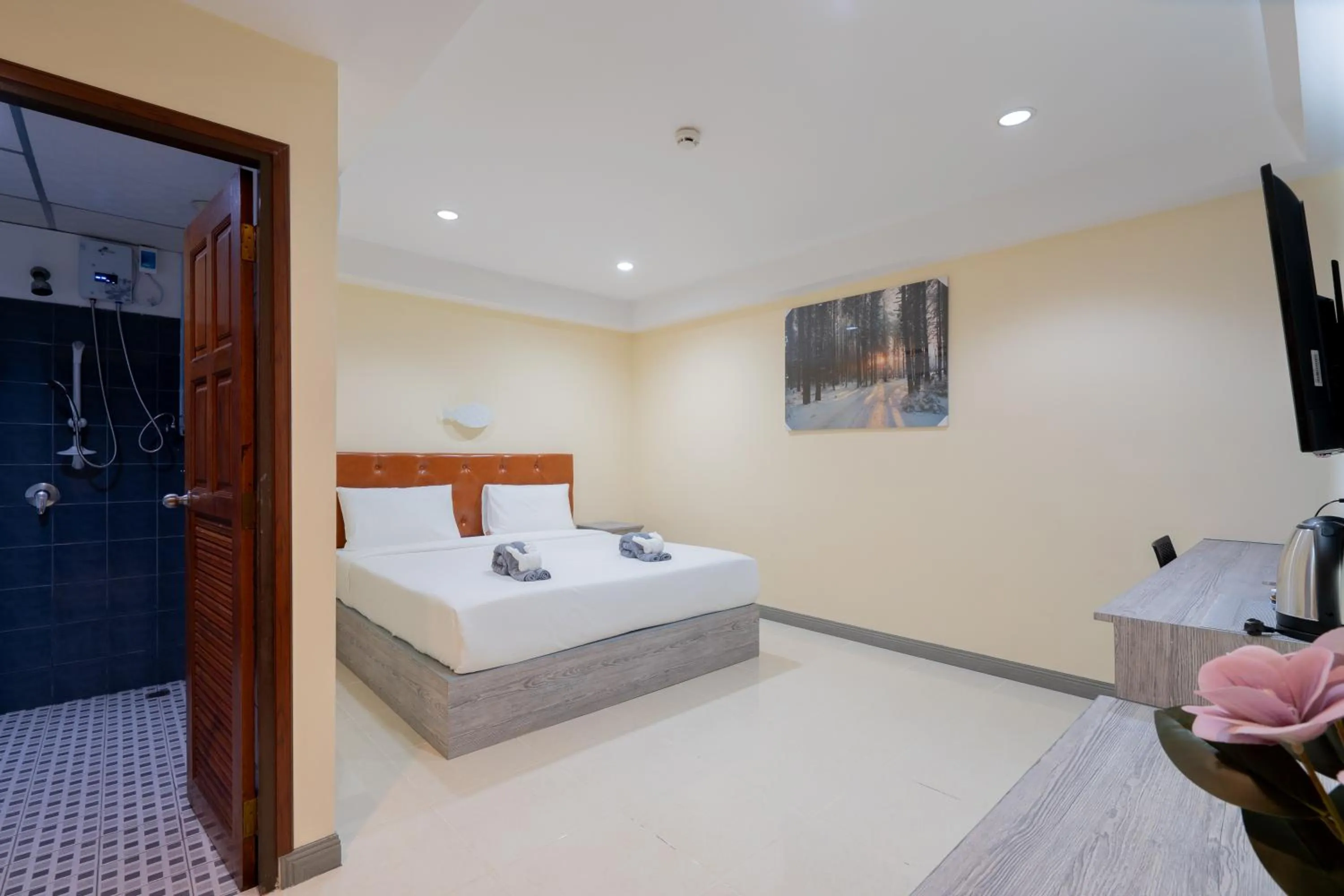 Photo of the whole room, Bed in Square One Hotel Patong